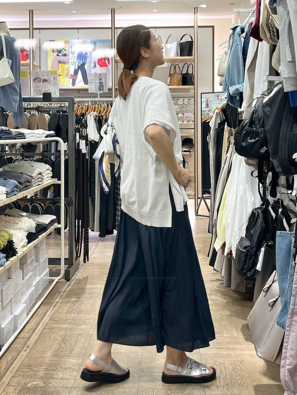 「高身長、体型カバー、ナチュラル、デート/ロマンティック、楽ちんコーデ、着痩せ、旅行、GLOBAL WORK、サマ見え_GLOBAL WORK、着痩せ・細見え、カーディガン、ニット、夏コーデ、スカーフ、Tシャツ」｜「GLOBAL WORKのリッチクリーンプリントT半袖/147640（Tシャツ/カットソー、ホワイト系）」を使った、nibakeryさん（レディース・168cm）の夏コーディネートの2枚目の写真