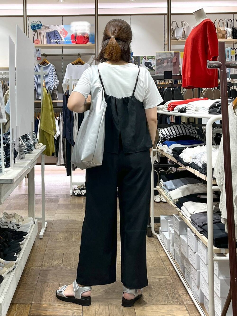 「楽ちんコーデ、着痩せ、高身長、体型カバー、ナチュラル、デート/ロマンティック、旅行、GLOBAL WORK、サマ見え_GLOBAL WORK、着痩せ・細見え、夏コーデ、ネックレス、サンダル、トートバッグ、Tシャツ」｜「GLOBAL WORKのステンレスバーネックレス/160620（ネックレス、グレー系）」を使った、nibakeryさん（レディース・168cm）の夏コーディネートの3枚目の写真