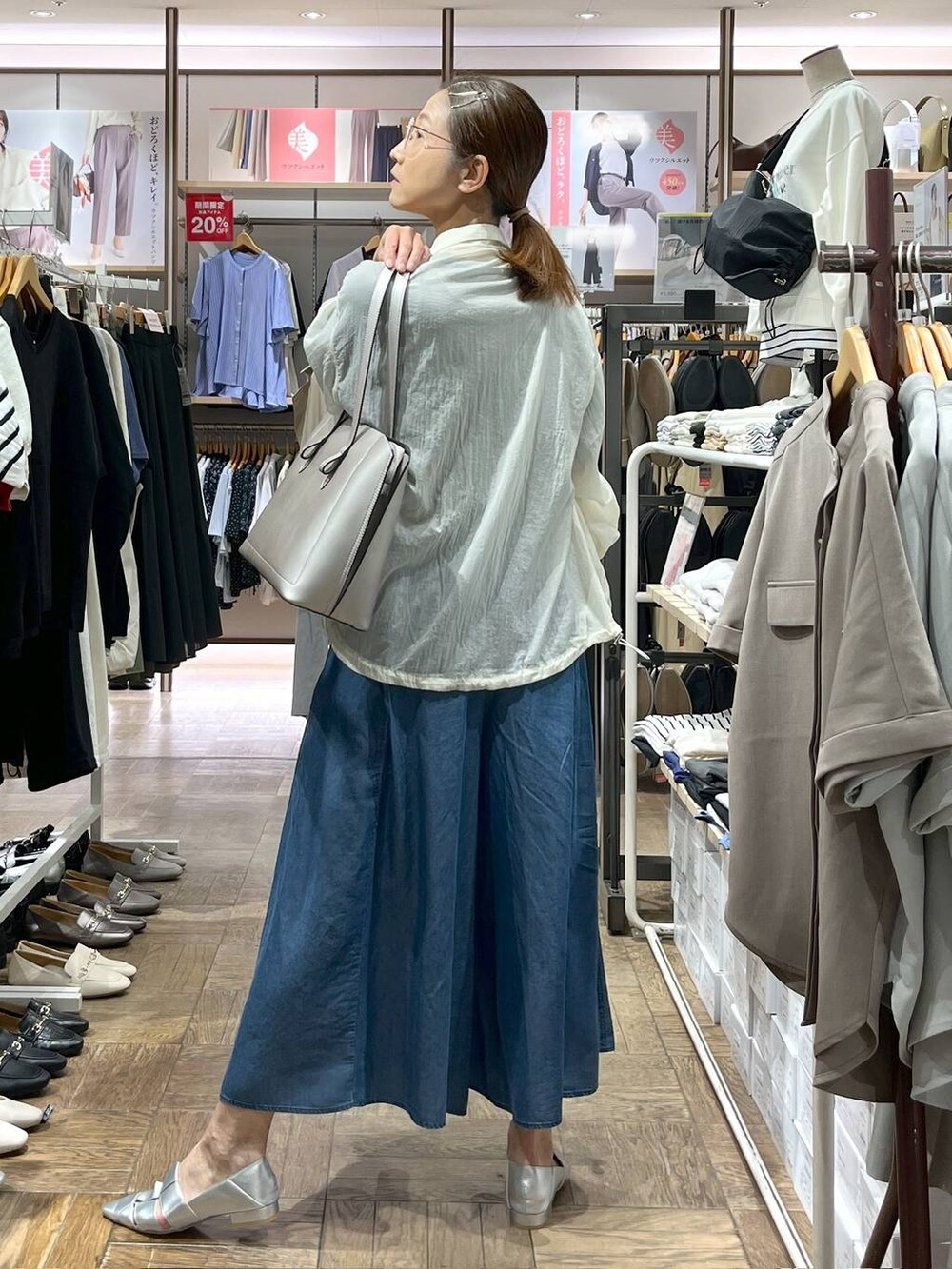 「ワイドパンツ、高身長、体型カバー、ナチュラル、デート/ロマンティック、楽ちんコーデ、着痩せ、旅行、GLOBAL WORK、サマ見え_GLOBAL WORK、着痩せ・細見え、パンプス、デニムパンツ、ニット、夏コーデ」|「GLOBAL WORKのスペ軽撥水6ポケA4トート/234500(トートバッグ、シルバー系)」を使った、nibakeryさん(レディース・168cm)の春コーディネートの3枚目の写真