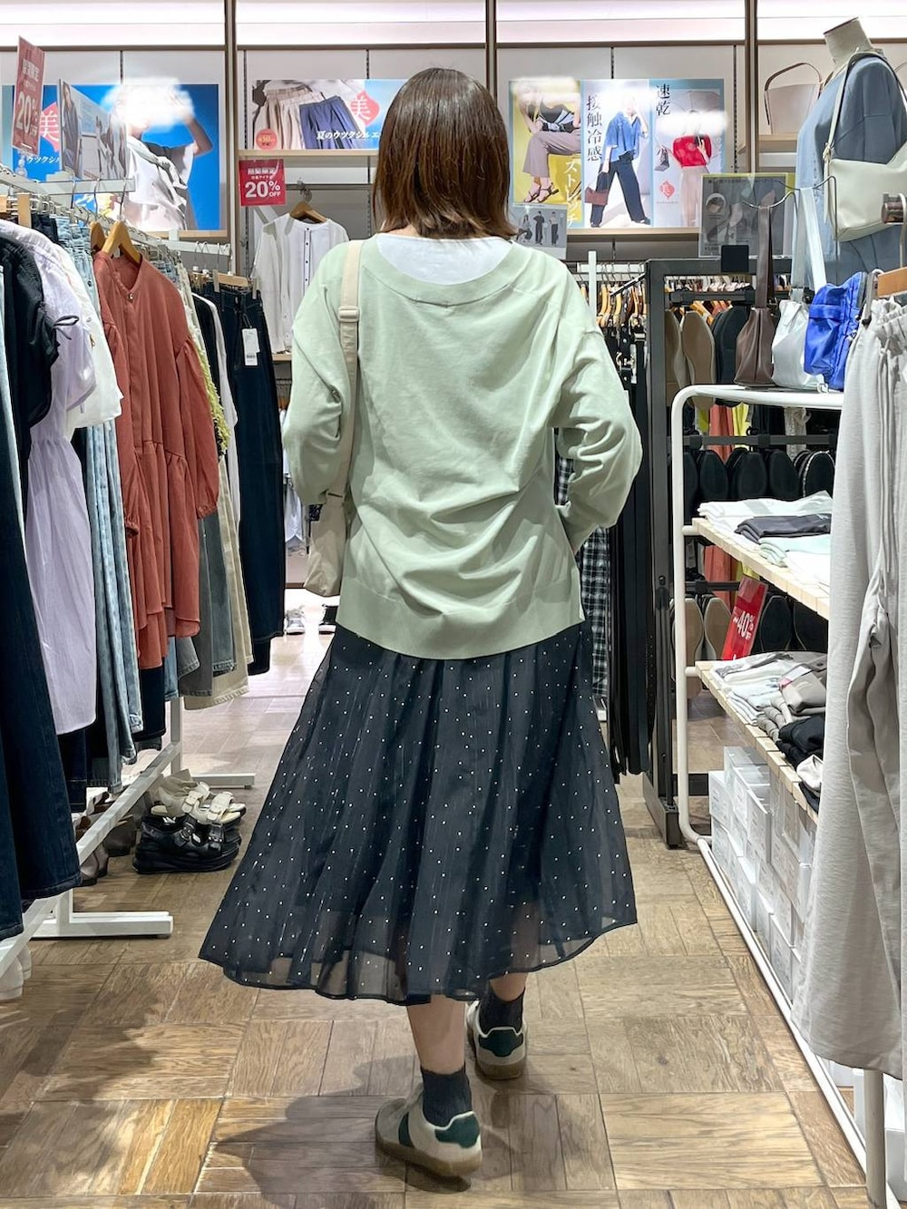 「高身長、体型カバー、ナチュラル、デート/ロマンティック、楽ちんコーデ、着痩せ、旅行、GLOBAL WORK、サマ見え_GLOBAL WORK、着痩せ・細見え、スニーカー、スカート、タンクトップ、カーディガン、ニット」｜「GLOBAL WORKのエアかるクラシックスニーカー/135751（スニーカー、ベージュ系）」を使った、nibakeryさん（レディース・168cm）の春コーディネートの3枚目の写真