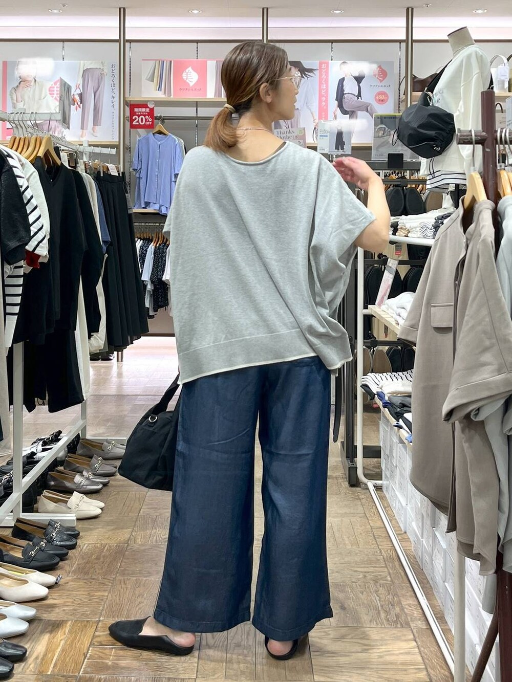 「高身長、体型カバー、ナチュラル、デート/ロマンティック、楽ちんコーデ、着痩せ、旅行、GLOBAL WORK、サマ見え_GLOBAL WORK、着痩せ・細見え、フラットシューズ、ポンチョ、ニット、トートバッグ、デニムパンツ」|「GLOBAL WORKのらくっション踏めるバブーシュ/136007(その他シューズ、ブラック系)」を使った、nibakeryさん(レディース・168cm)の春コーディネートの3枚目の写真