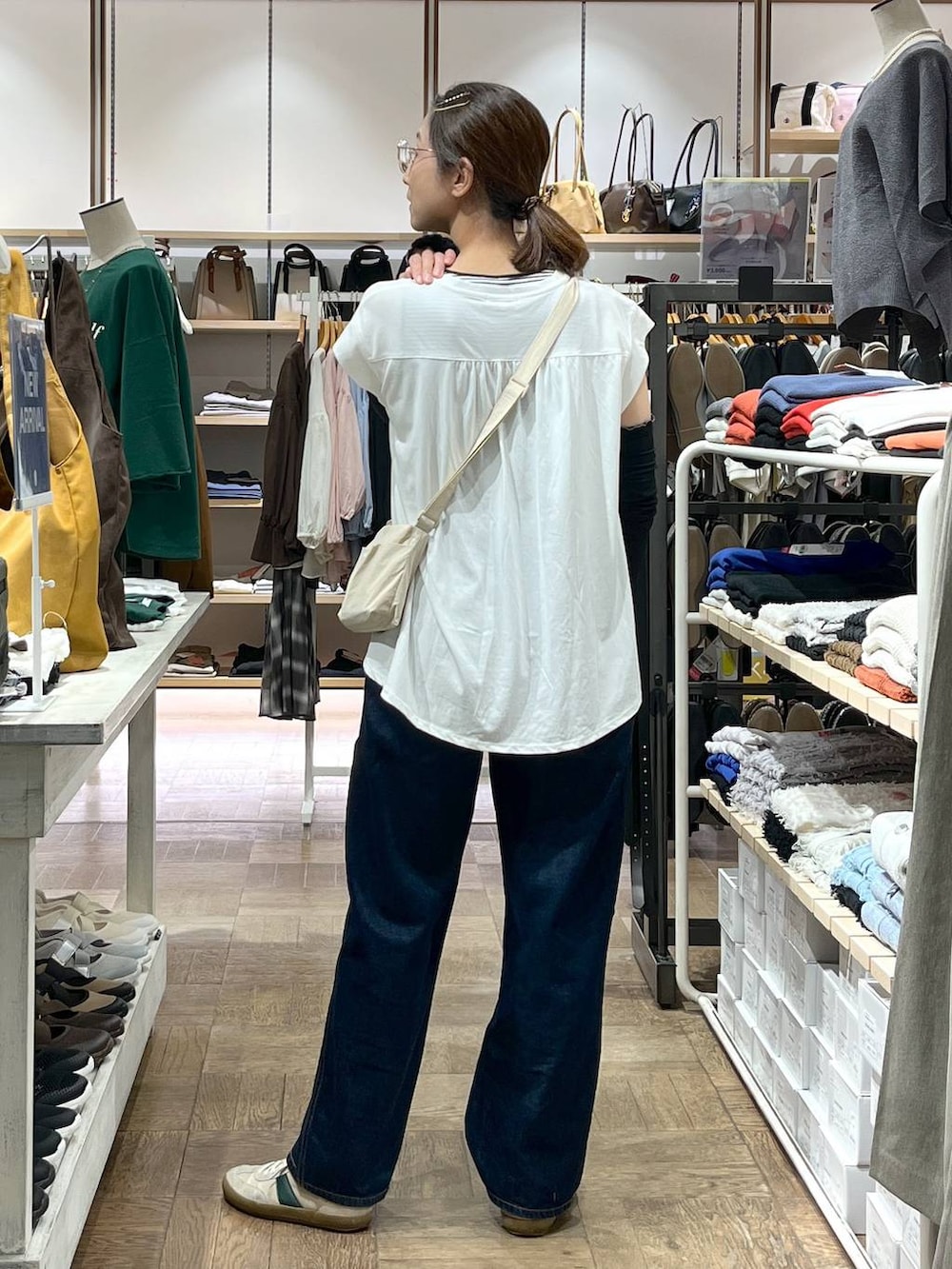 「高身長、着痩せ・細見え、夏コーデ、秋コーデ、体型カバー、ナチュラル、デート/ロマンティック、楽ちんコーデ、着痩せ、旅行、GLOBAL WORK、サマ見え_GLOBAL WORK、デニムパンツ、ワイドパンツ、GOOD DENIM_GLOBAL WORK」|「GLOBAL WORKのGOODデニムバギーパンツ/118365(デニムパンツ、ブルー系)」を使った、nibakeryさん(レディース・168cm)の秋コーディネートの3枚目の写真