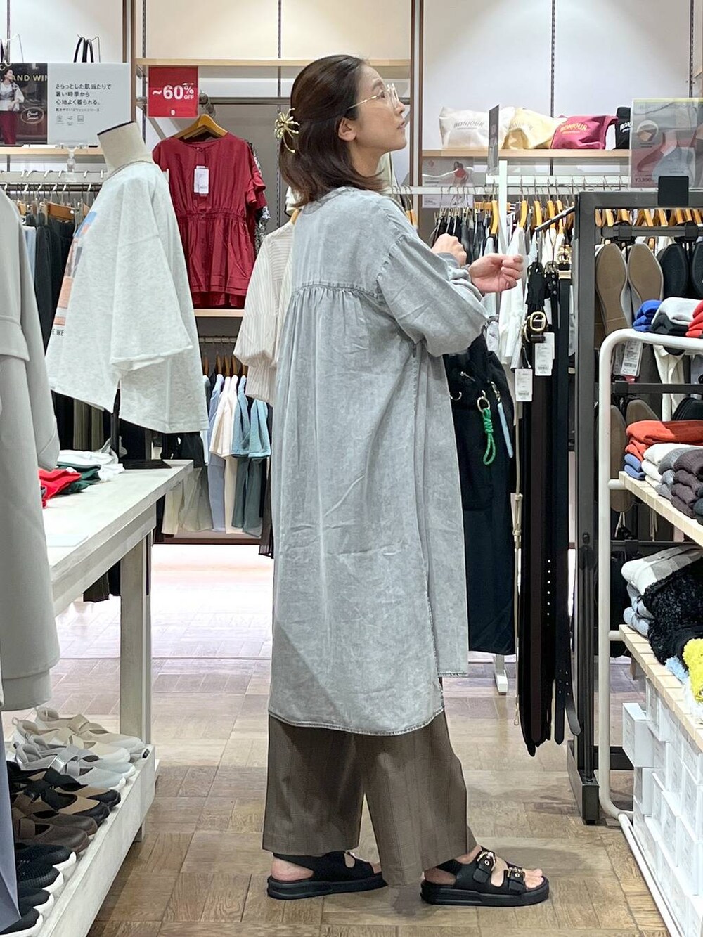 「旅行、デート/ロマンティック、楽ちんコーデ、着痩せ、GLOBAL WORK、高身長、体型カバー、ナチュラル、サマ見え_GLOBAL WORK、着痩せ・細見え、夏コーデ、秋コーデ、ヘアアクセサリー、トートバッグ、サンダル」|「GLOBAL WORKのニュアンスメタルヘアバンス/145132(バレッタ/ヘアクリップ、ゴールド系)」を使った、nibakeryさん(レディース・168cm)の夏コーディネートの2枚目の写真