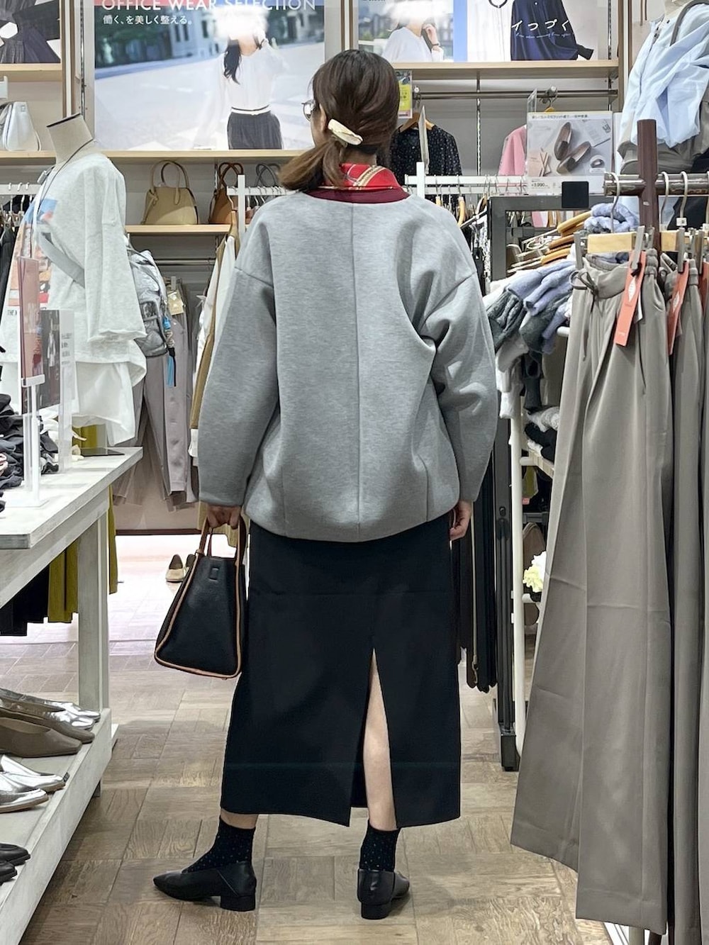 ブラック系のスカート、ホワイト系のシャツ/ブラウス、レッド系のスウェットを着用したレディースの秋コーディネートの3枚目の写真