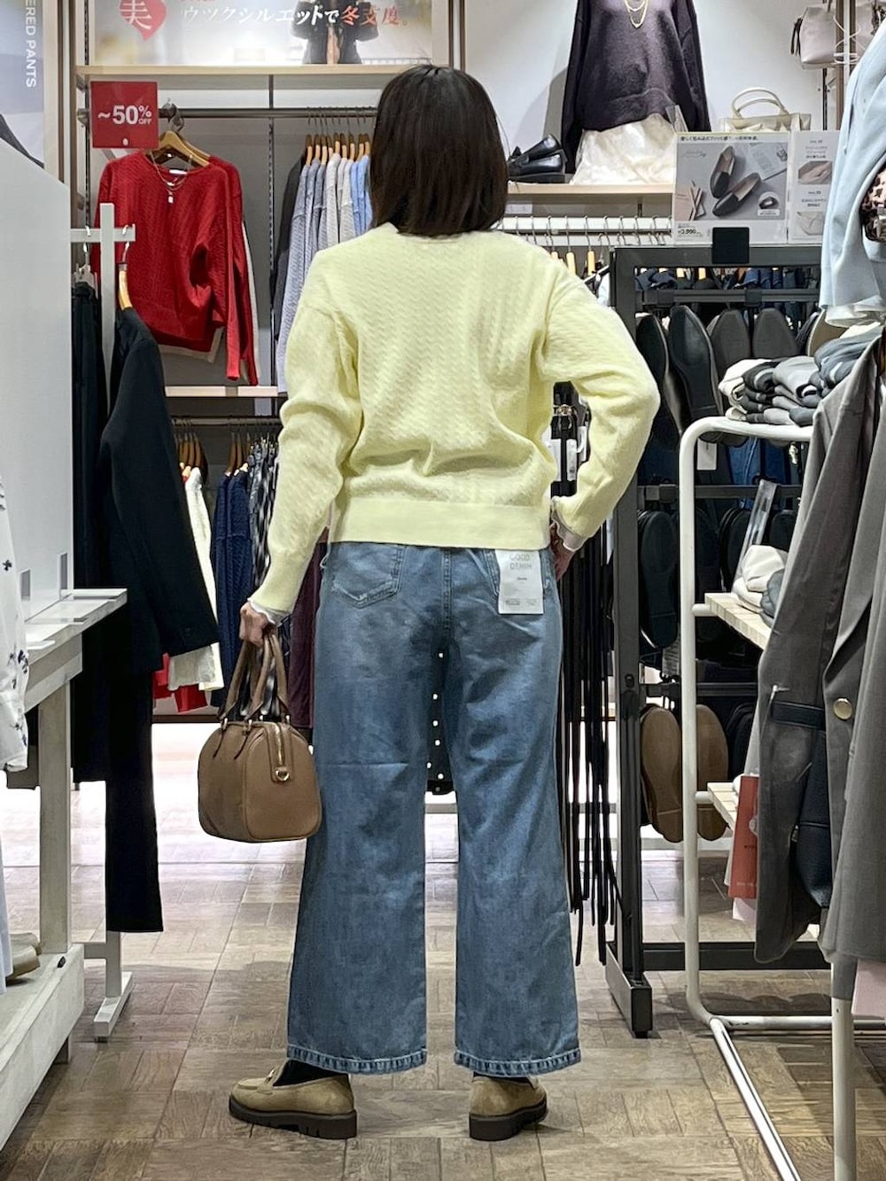 ブルー系のデニムパンツ、ベージュ系のローファー、ホワイト系のTシャツ/カットソーを着用したレディースの冬コーディネートの3枚目の写真