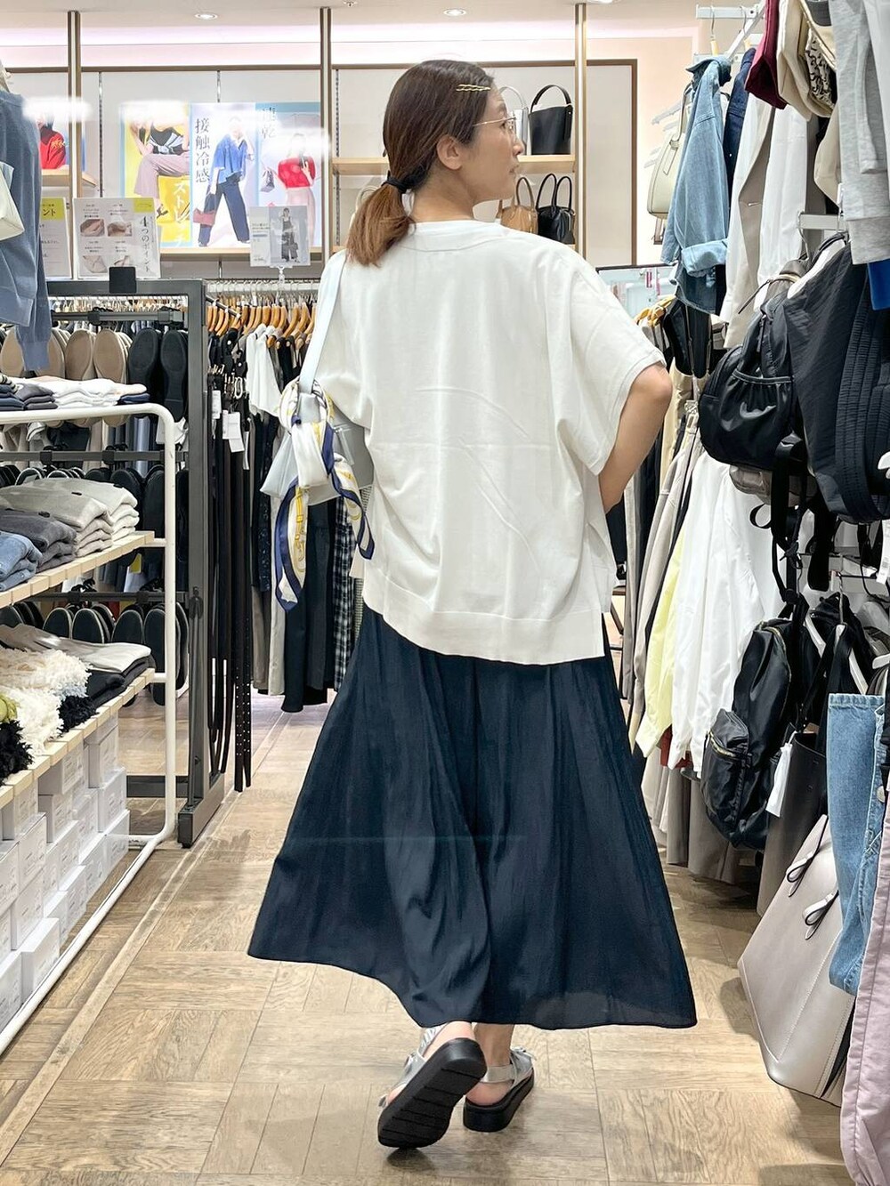 「高身長、体型カバー、ナチュラル、デート/ロマンティック、楽ちんコーデ、着痩せ、旅行、GLOBAL WORK、サマ見え_GLOBAL WORK、着痩せ・細見え、カーディガン、ニット、夏コーデ、スカーフ、Tシャツ」｜「GLOBAL WORKのリッチクリーンプリントT半袖/147640（Tシャツ/カットソー、ホワイト系）」を使った、nibakeryさん（レディース・168cm）の夏コーディネートの3枚目の写真
