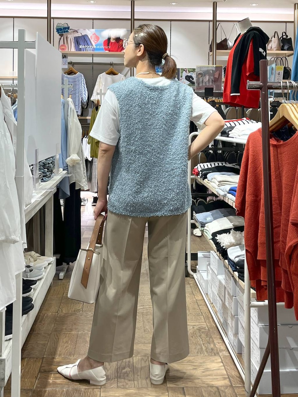 「ナチュラル、デート/ロマンティック、ウツクシルエットパンツ_GLOBAL WORK、ワイドパンツ、高身長、体型カバー、楽ちんコーデ、着痩せ、旅行、GLOBAL WORK、サマ見え_GLOBAL WORK、着痩せ・細見え、夏コーデ、ショルダーバッグ、パンプス」|「GLOBAL WORKのスペ軽5WAYショルダー/253022(ショルダーバッグ、ホワイト系)」を使った、nibakeryさん(レディース・168cm)の夏コーディネートの3枚目の写真