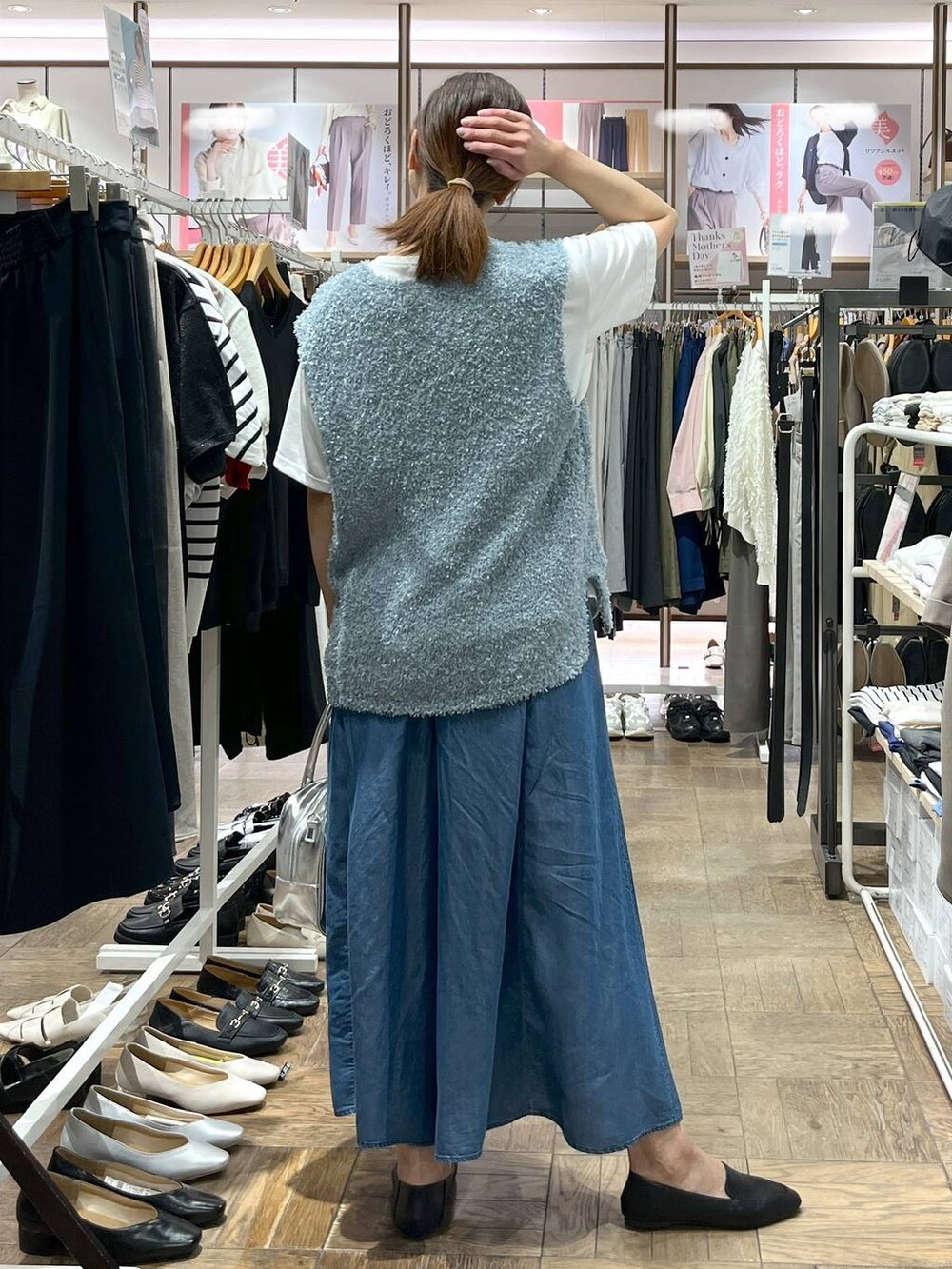 「ボストンバッグ、ネックレス、高身長、体型カバー、ナチュラル、デート/ロマンティック、楽ちんコーデ、着痩せ、旅行、GLOBAL WORK、サマ見え_GLOBAL WORK、着痩せ・細見え、フラットシューズ、デニムパンツ、ワイドパンツ」｜「GLOBAL WORKのステンレスボールY字ネックレス/106439（ネックレス、シルバー系）」を使った、nibakeryさん（レディース・168cm）の春コーディネートの3枚目の写真