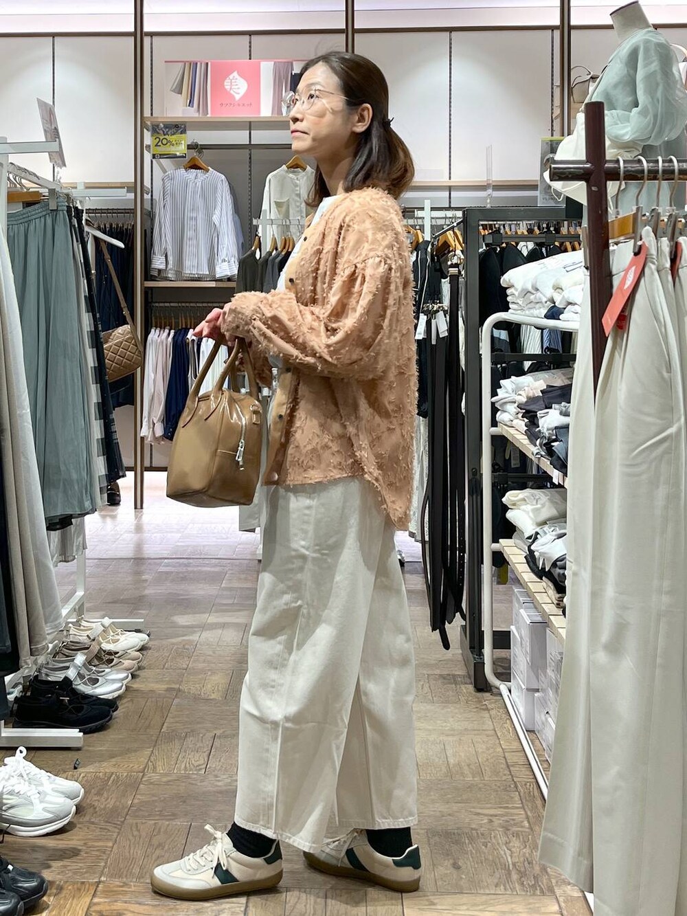 「高身長、体型カバー、ナチュラル、デート/ロマンティック、楽ちんコーデ、着痩せ、旅行、GLOBAL WORK、サマ見え_GLOBAL WORK、着痩せ・細見え、スニーカー、デニムパンツ、GOOD DENIM_GLOBAL WORK、ネックレス、ボストンバッグ」|「GLOBAL WORKのエアかるクラシックスニーカー/135751(スニーカー、ベージュ系)」を使った、nibakeryさん(レディース・168cm)の春コーディネートの2枚目の写真