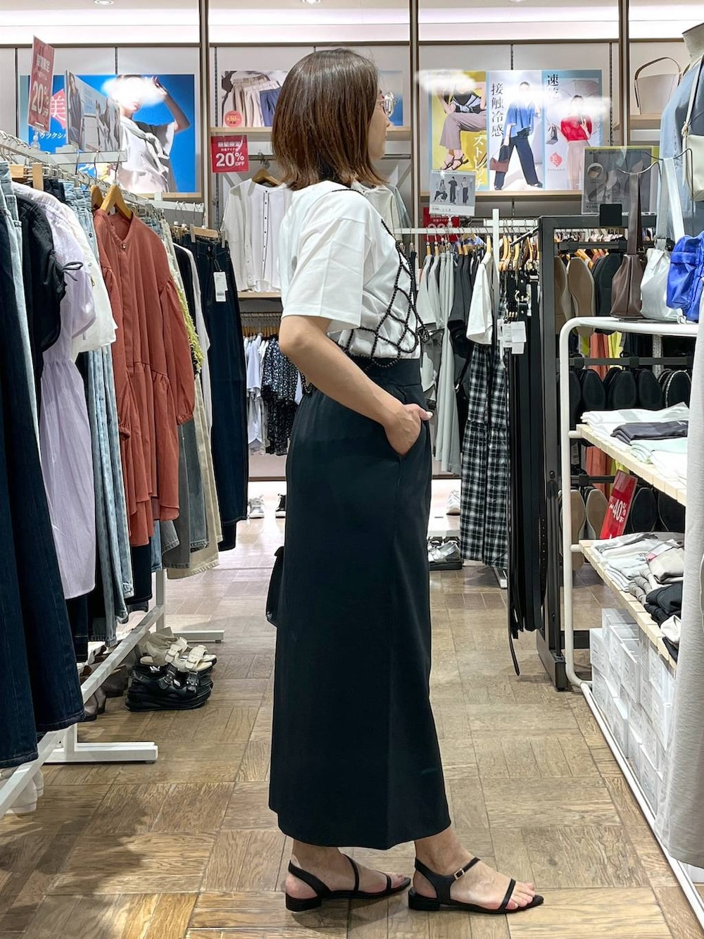 「高身長、体型カバー、ナチュラル、デート/ロマンティック、楽ちんコーデ、着痩せ、旅行、GLOBAL WORK、サマ見え_GLOBAL WORK、着痩せ・細見え、サンダル、ショルダーバッグ、Tシャツ、スカート、ウツクシルエット_GLOBAL WORK」｜「GLOBAL WORKのパールビスチェ/115641（ベスト、ブラック系）」を使った、nibakeryさん（レディース・168cm）の夏コーディネートの2枚目の写真