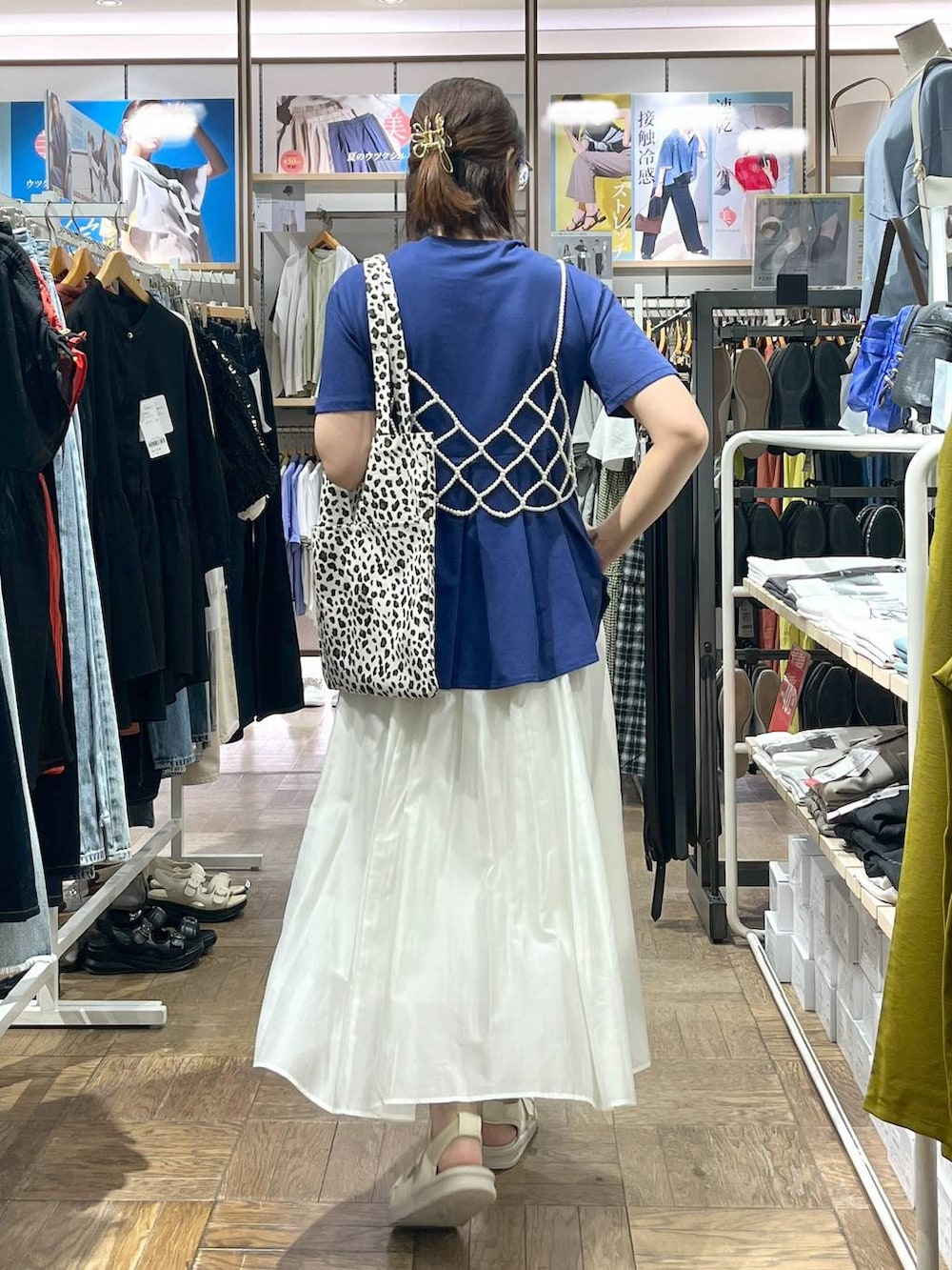 「高身長、体型カバー、ナチュラル、デート/ロマンティック、楽ちんコーデ、着痩せ、旅行、GLOBAL WORK、サマ見え_GLOBAL WORK、着痩せ・細見え、ビスチェ、夏コーデ、ヘアアクセサリー、スカート、Tシャツ」｜「GLOBAL WORKのパールビスチェ/115641（ベスト、ホワイト系）」を使った、nibakeryさん（レディース・168cm）の夏コーディネートの3枚目の写真