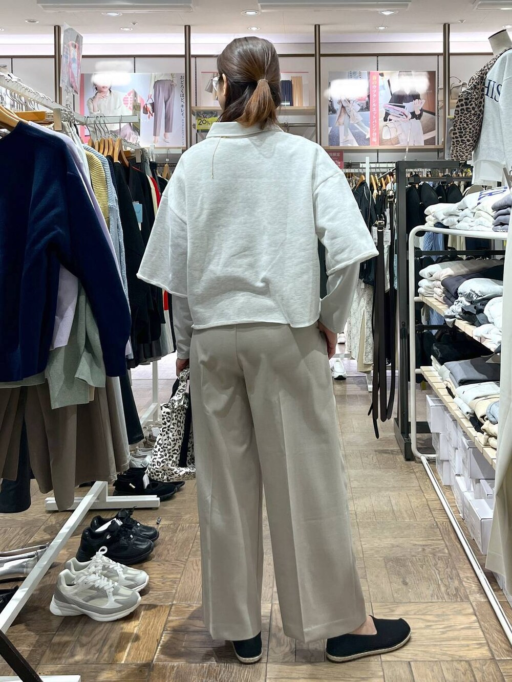 「高身長、体型カバー、ナチュラル、デート/ロマンティック、楽ちんコーデ、着痩せ、旅行、GLOBAL WORK、サマ見え_GLOBAL WORK、着痩せ・細見え、カジュアル、夏コーデ、春コーデ、ネックレス、ワイドパンツ」|「GLOBAL WORKのステンレスニュアンスモチーフネックレス/234159(ネックレス、ゴールド系)」を使った、nibakeryさん(レディース・168cm)の春コーディネートの3枚目の写真