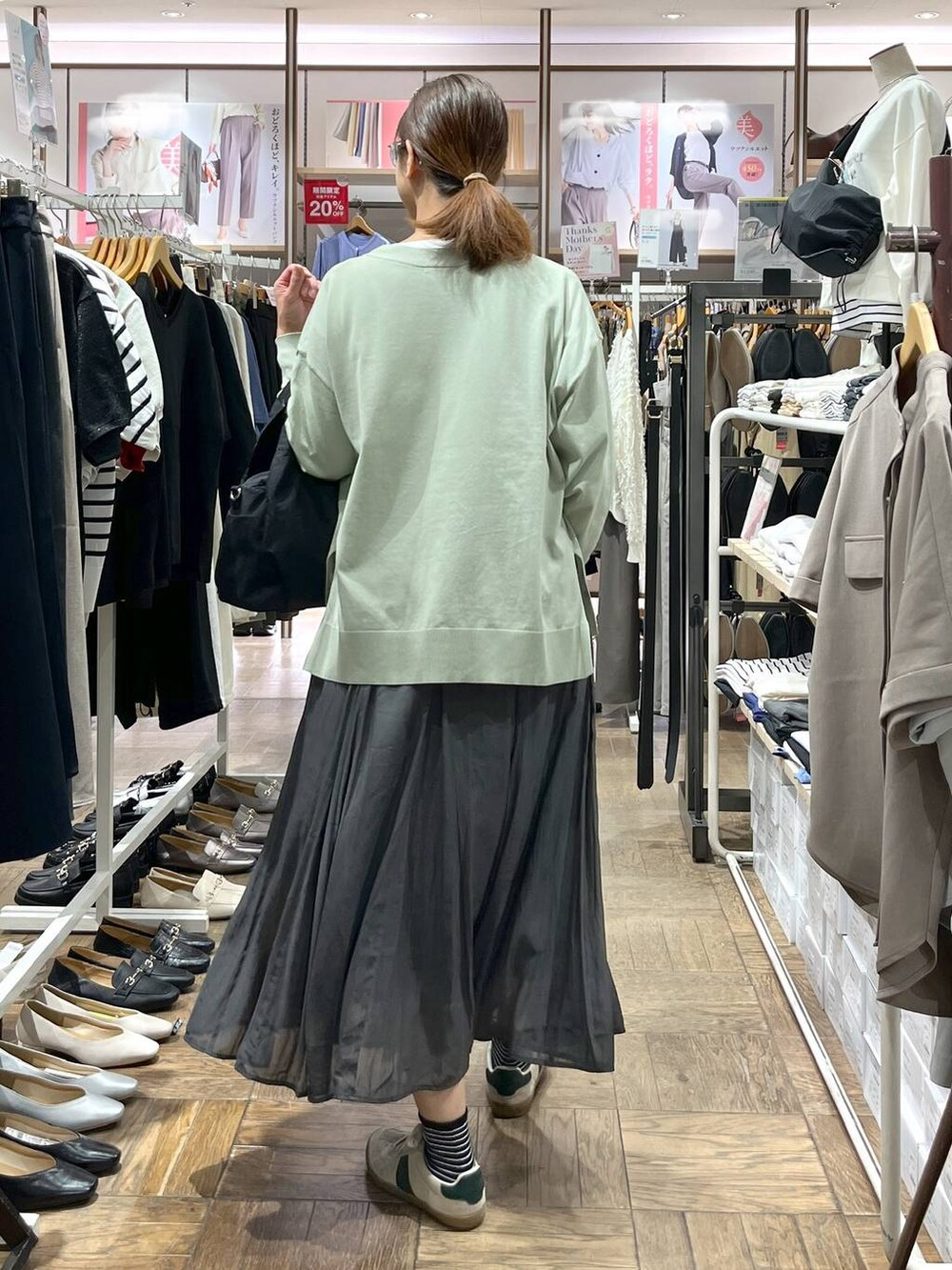 「楽ちんコーデ、着痩せ、GLOBAL WORK、サマ見え_GLOBAL WORK、高身長、体型カバー、ナチュラル、デート/ロマンティック、旅行、着痩せ・細見え、春コーデ、ロンT、ニット、カーディガン、スニーカー」|「GLOBAL WORKのエアかるクラシックスニーカー/135751(スニーカー、ベージュ系)」を使った、nibakeryさん(レディース・168cm)の春コーディネートの3枚目の写真