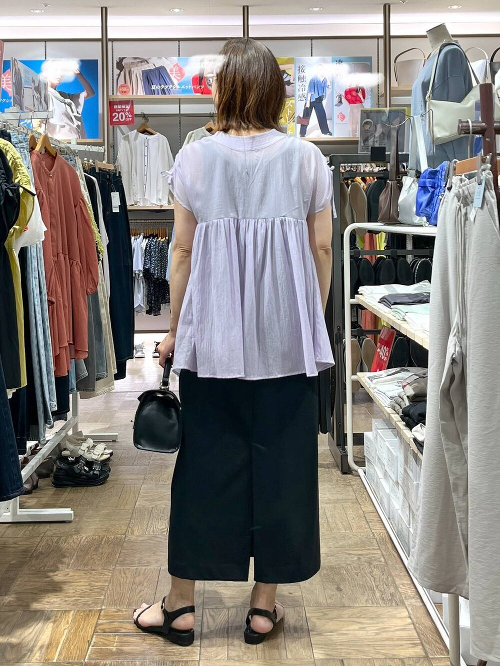 「デート/ロマンティック、着痩せ、旅行、GLOBAL WORK、サマ見え_GLOBAL WORK、着痩せ・細見え、高身長、体型カバー、ナチュラル、楽ちんコーデ、サンダル、ネックレス、スカート、ウツクシルエット_GLOBAL WORK、バッグ」｜「GLOBAL WORKのスペ軽メタル2WAYBAG/234502（ショルダーバッグ、ブラック系）」を使った、nibakeryさん（レディース・168cm）の夏コーディネートの3枚目の写真