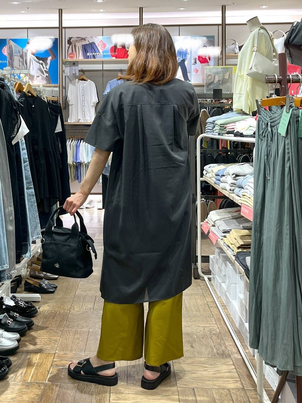 「サンダル、夏コーデ、ワイドパンツ、トートバッグ、Tシャツ、ワンピース、ネックレス、高身長、体型カバー、ナチュラル、デート/ロマンティック、楽ちんコーデ、着痩せ、旅行、GLOBAL WORK」|「GLOBAL WORKの3ROOM2WAYキャンバストート/286161(トートバッグ、ブラック系)」を使った、nibakeryさん(レディース・168cm)の春コーディネートの3枚目の写真