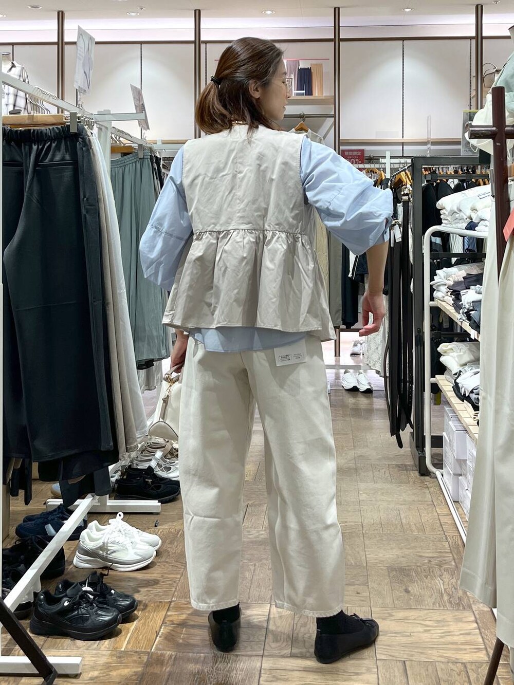 「GLOBAL WORK、サマ見え_GLOBAL WORK、着痩せ・細見え、高身長、体型カバー、ナチュラル、デート/ロマンティック、楽ちんコーデ、着痩せ、旅行、フラットシューズ、ショルダーバッグ、デニムパンツ、GOOD DENIM_GLOBAL WORK、ブラウス」｜「GLOBAL WORKのらくっションオブリークトゥバレエ/131482（バレエシューズ、ブラック系）」を使った、nibakeryさん（レディース・168cm）の春コーディネートの3枚目の写真