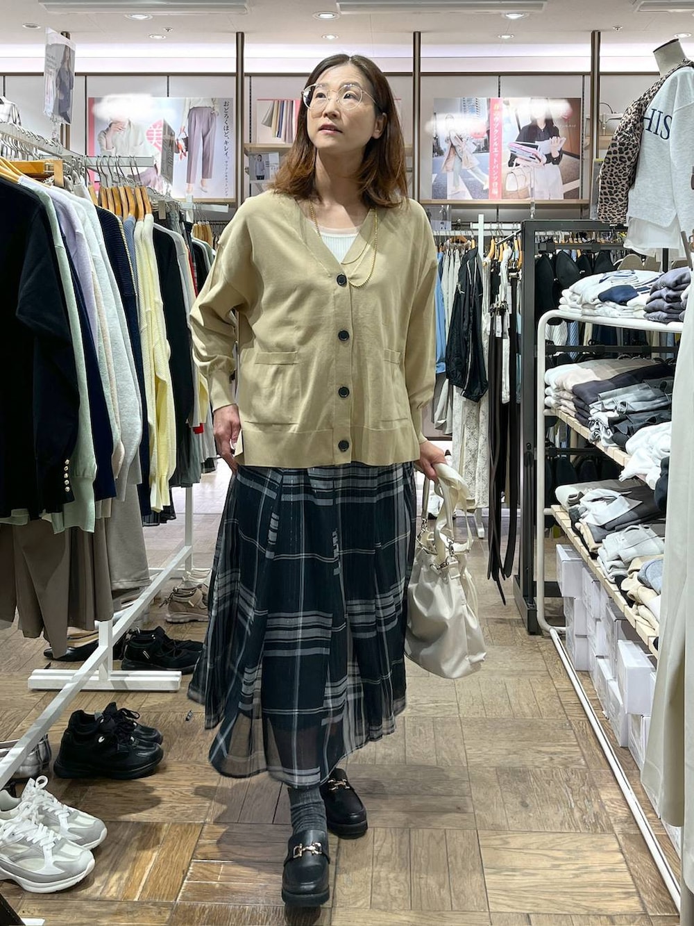 「高身長、体型カバー、ナチュラル、デート/ロマンティック、楽ちんコーデ、着痩せ、旅行、GLOBAL WORK、サマ見え_GLOBAL WORK、着痩せ・細見え、厚底シューズ、ローファー、夏コーデ、春コーデ、スカート」|「GLOBAL WORKのエアかる厚底ローファー/136031(ローファー、ブラック系)」を使った、nibakeryさん(レディース・168cm)の春コーディネートの2枚目の写真
