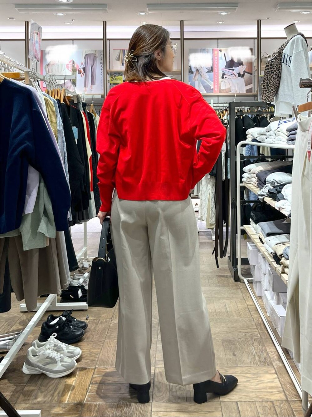 「高身長、体型カバー、旅行、ナチュラル、デート/ロマンティック、楽ちんコーデ、着痩せ、GLOBAL WORK、サマ見え_GLOBAL WORK、着痩せ・細見え、ローファー、ヘアアクセサリー、セットアップ、ワイドパンツ、ネックレス」|「GLOBAL WORKのらくっションヒールローファー/136033(ローファー、ブラック系)」を使った、nibakeryさん(レディース・168cm)の春コーディネートの3枚目の写真