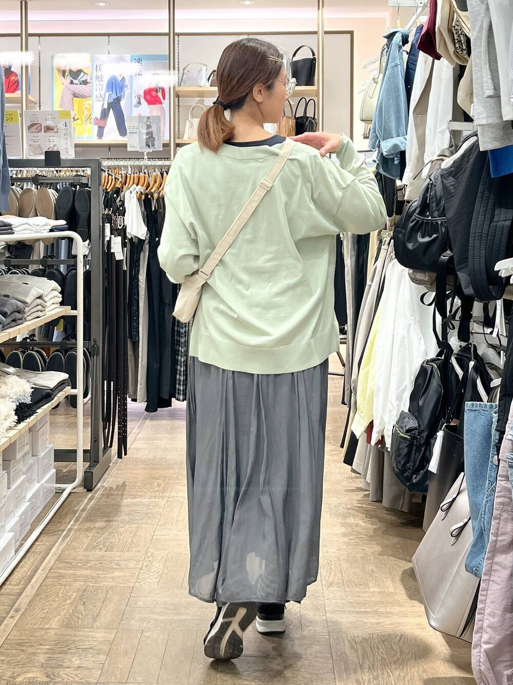 「着痩せ・細見え、高身長、体型カバー、ナチュラル、デート/ロマンティック、楽ちんコーデ、着痩せ、旅行、GLOBAL WORK、サマ見え_GLOBAL WORK、軽量、スカート、タンクトップ、夏コーデ、ニット」｜「GLOBAL WORKのエアリーリラックスフレアスカート/147678（スカート、ブラック系）」を使った、nibakeryさん（レディース・168cm）の春コーディネートの3枚目の写真