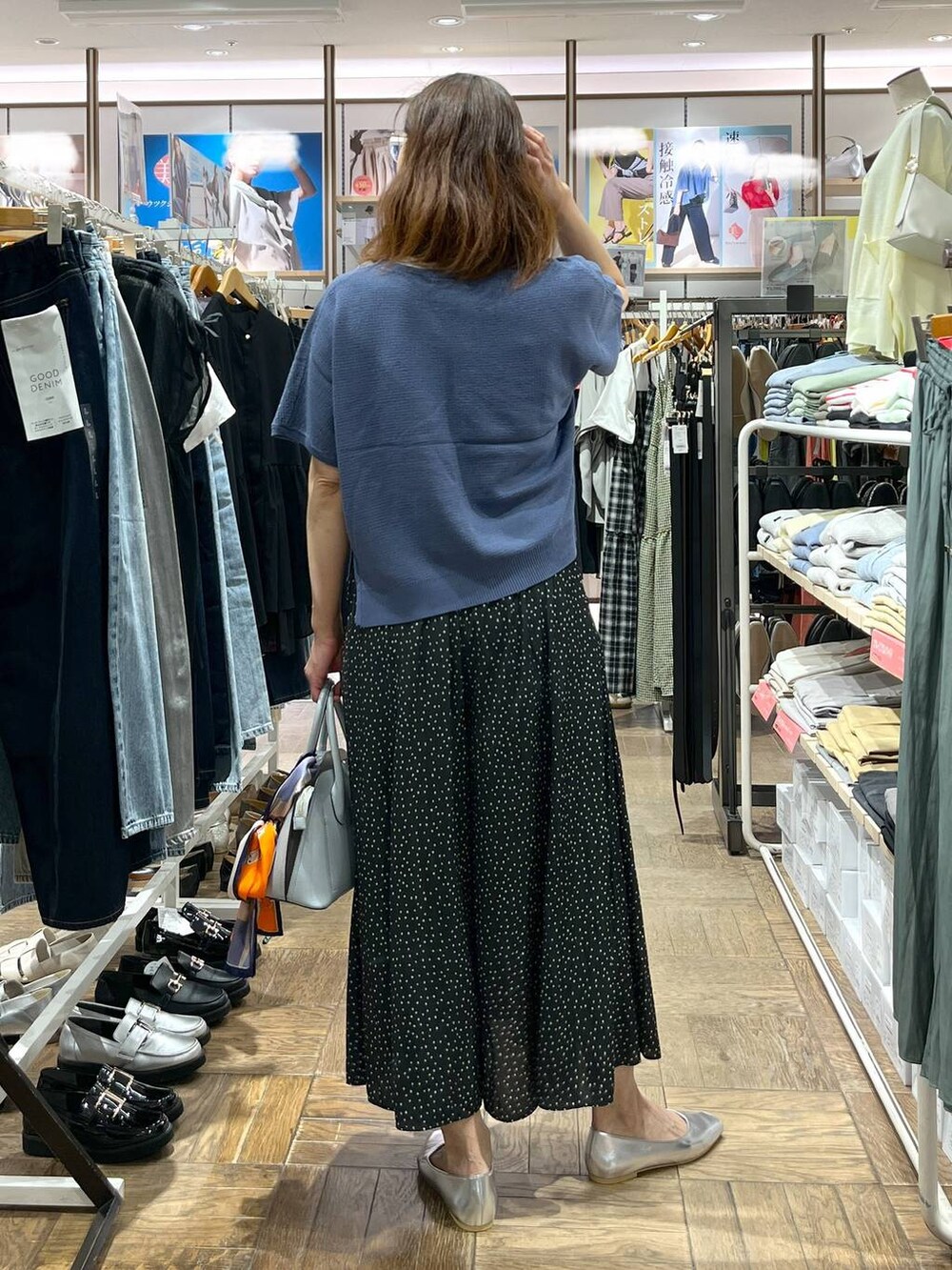 「スカーフ、パンプス、フラットシューズ、夏コーデ、さらさらリラックス_GLOBAL WORK、ワイドパンツ、ショルダーバッグ、ニット、ネックレス、着痩せ・細見え、高身長、体型カバー、ナチュラル、デート/ロマンティック、楽ちんコーデ」|「GLOBAL WORKのらくっション撥水フィットパンプス/135895(パンプス、シルバー系)」を使った、nibakeryさん(レディース・168cm)の春コーディネートの3枚目の写真