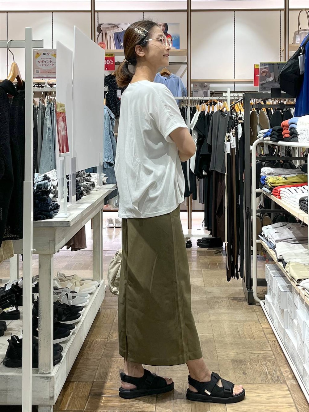 「高身長、体型カバー、ナチュラル、デート/ロマンティック、楽ちんコーデ、着痩せ、旅行、GLOBAL WORK、サマ見え_GLOBAL WORK、着痩せ・細見え、夏コーデ、Tシャツ、ネックレス、スカート、タンクトップ」｜「WINGのWingコラボ/Fffit エフィット/カップ付きタンク/291148（タンクトップ、ブラック系）」を使った、nibakeryさん（レディース・168cm）の夏コーディネートの2枚目の写真