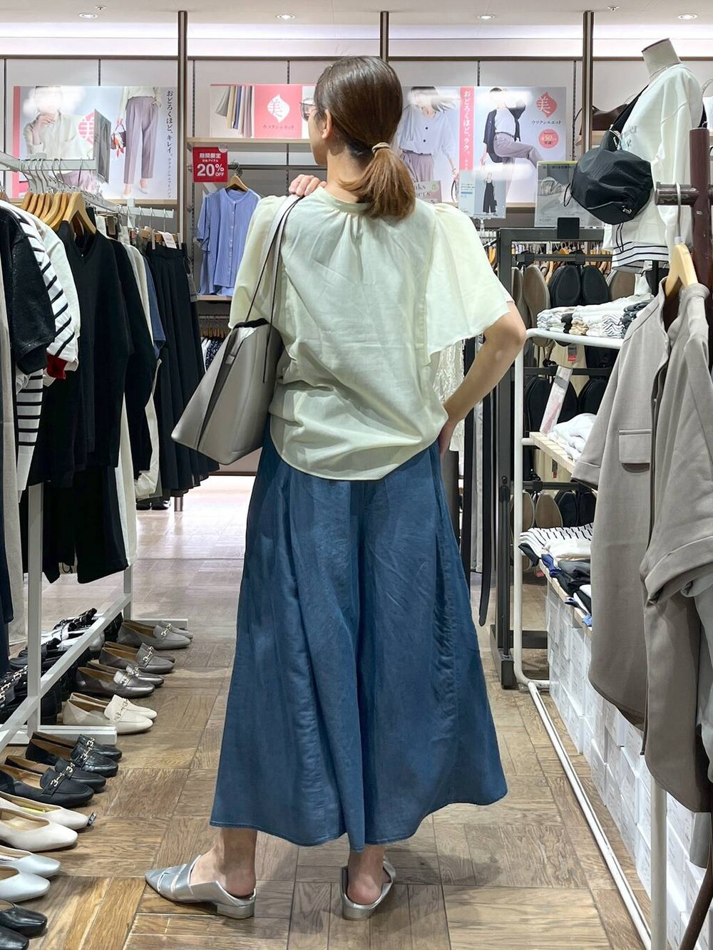 「高身長、体型カバー、ナチュラル、デート/ロマンティック、楽ちんコーデ、着痩せ、旅行、GLOBAL WORK、サマ見え_GLOBAL WORK、着痩せ・細見え、フラットシューズ、デニムパンツ、ワイドパンツ、ブラウス、トートバッグ」｜「GLOBAL WORKのスペ軽撥水6ポケA4トート/234500（トートバッグ、シルバー系）」を使った、nibakeryさん（レディース・168cm）の春コーディネートの3枚目の写真