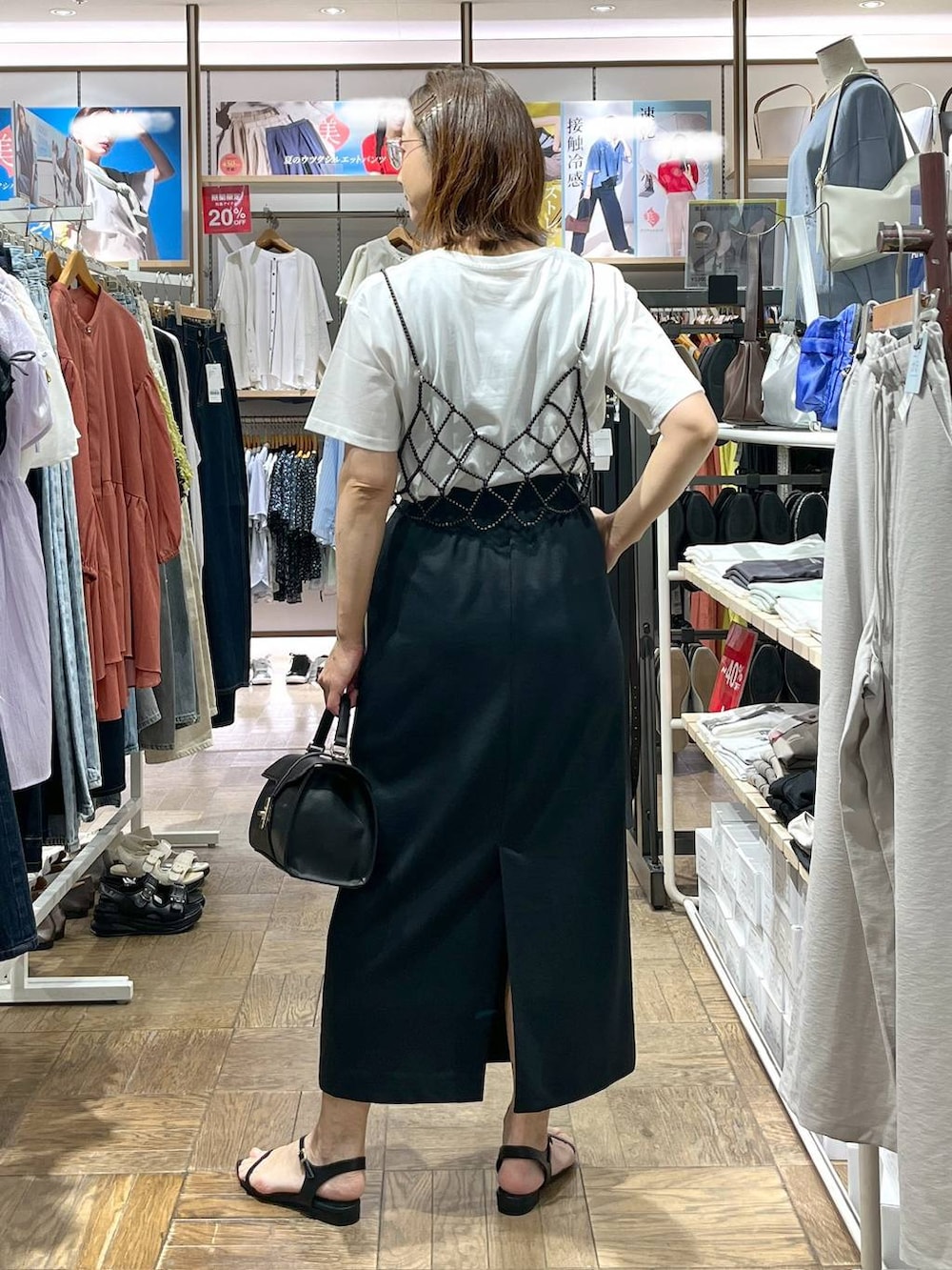 「高身長、体型カバー、ナチュラル、デート/ロマンティック、楽ちんコーデ、着痩せ、旅行、GLOBAL WORK、サマ見え_GLOBAL WORK、着痩せ・細見え、サンダル、ショルダーバッグ、Tシャツ、スカート、ウツクシルエット_GLOBAL WORK」｜「GLOBAL WORKのパールビスチェ/115641（ベスト、ブラック系）」を使った、nibakeryさん（レディース・168cm）の夏コーディネートの3枚目の写真