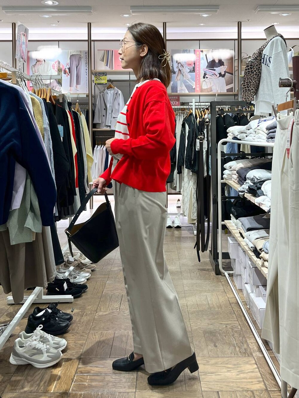 「高身長、体型カバー、旅行、ナチュラル、デート/ロマンティック、楽ちんコーデ、着痩せ、GLOBAL WORK、サマ見え_GLOBAL WORK、着痩せ・細見え、ローファー、ヘアアクセサリー、セットアップ、ワイドパンツ、ネックレス」|「GLOBAL WORKのらくっションヒールローファー/136033(ローファー、ブラック系)」を使った、nibakeryさん(レディース・168cm)の春コーディネートの2枚目の写真