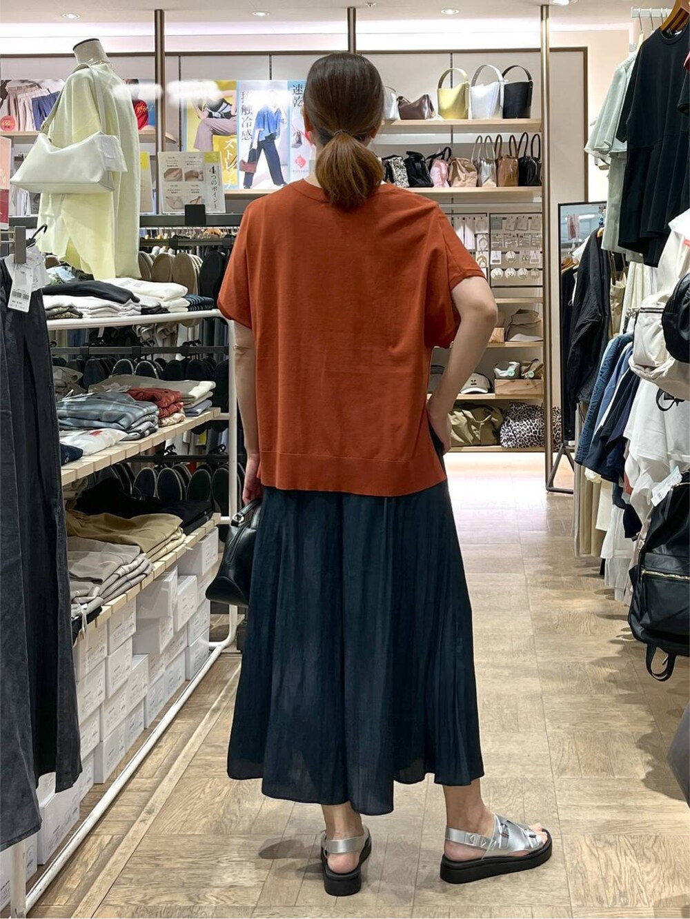 「夏コーデ、タンクトップ、ネックレス、高身長、体型カバー、ナチュラル、デート/ロマンティック、楽ちんコーデ、着痩せ、旅行、GLOBAL WORK、サマ見え_GLOBAL WORK、着痩せ・細見え、サンダル、さらさらリラックス_GLOBAL WORK」|「GLOBAL WORKのスペ軽お財布ショルダー/132336(ショルダーバッグ、ブラック系)」を使った、nibakeryさん(レディース・168cm)の春コーディネートの3枚目の写真