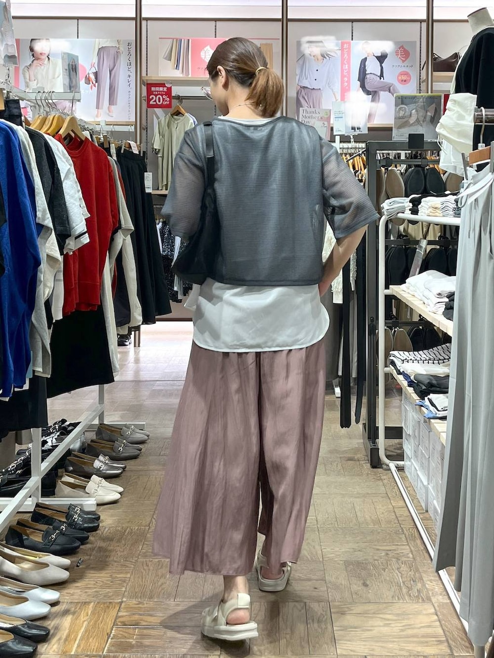 「ナチュラル、デート/ロマンティック、楽ちんコーデ、着痩せ、旅行、GLOBAL WORK、サマ見え_GLOBAL WORK、着痩せ・細見え、リラックス、夏コーデ、ワイドパンツ、シアートップス、ショルダーバッグ、サンダル、ネックレス」｜「GLOBAL WORKのさらさらリラックスフレアワイドパンツ/147675（その他パンツ、ピンク系）」を使った、nibakeryさん（レディース・168cm）の春コーディネートの3枚目の写真