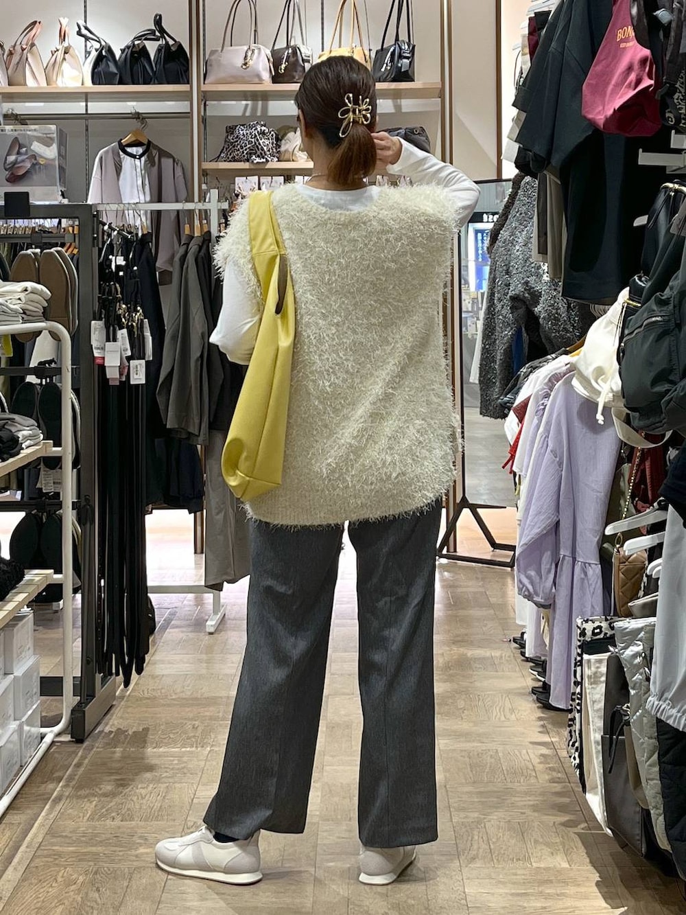 「高身長、体型カバー、ナチュラル、デート/ロマンティック、楽ちんコーデ、着痩せ、旅行、GLOBAL WORK、サマ見え_GLOBAL WORK、着痩せ・細見え、ヘアアクセサリー、ベスト、ロンT、パンツ、スニーカー」｜「GLOBAL WORKのニュアンスメタルヘアバンス/145132（バレッタ/ヘアクリップ、ゴールド系）」を使った、nibakeryさん（レディース・168cm）の秋コーディネートの3枚目の写真
