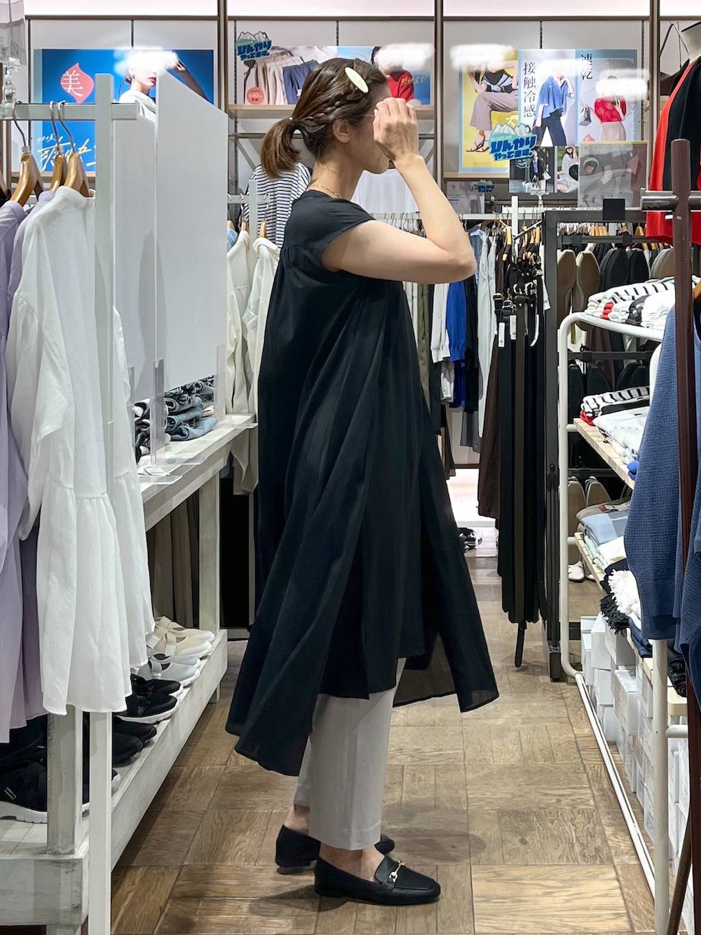 「着痩せ・細見え、夏コーデ、ローファー、ネックレス、タンクトップ、高身長、体型カバー、ナチュラル、デート/ロマンティック、楽ちんコーデ、着痩せ、旅行、GLOBAL WORK、サマ見え_GLOBAL WORK、ショルダーバッグ」｜「GLOBAL WORKのサイズ拡大/らくっション撥水2WAYローファー/131468（ローファー、ブラック系）」を使った、nibakeryさん（レディース・168cm）の夏コーディネートの2枚目の写真