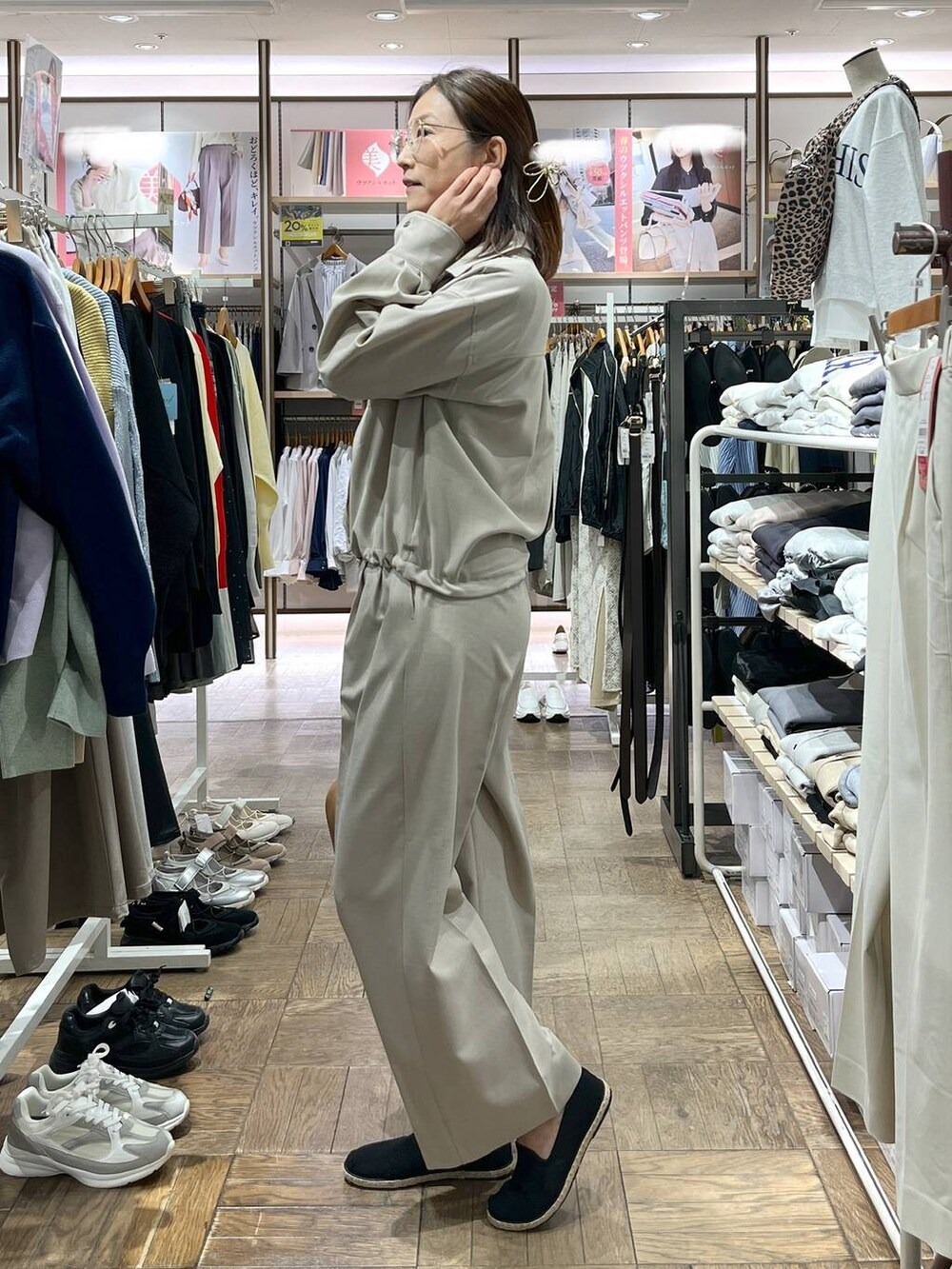 「高身長、体型カバー、ナチュラル、デート/ロマンティック、楽ちんコーデ、着痩せ、旅行、GLOBAL WORK、サマ見え_GLOBAL WORK、着痩せ・細見え、ヘアアクセサリー、セットアップ、ネックレス、ロンT、ボストンバッグ」|「GLOBAL WORKのニュアンスメタルヘアバンス/145132(バレッタ/ヘアクリップ、ゴールド系)」を使った、nibakeryさん(レディース・168cm)の春コーディネートの2枚目の写真