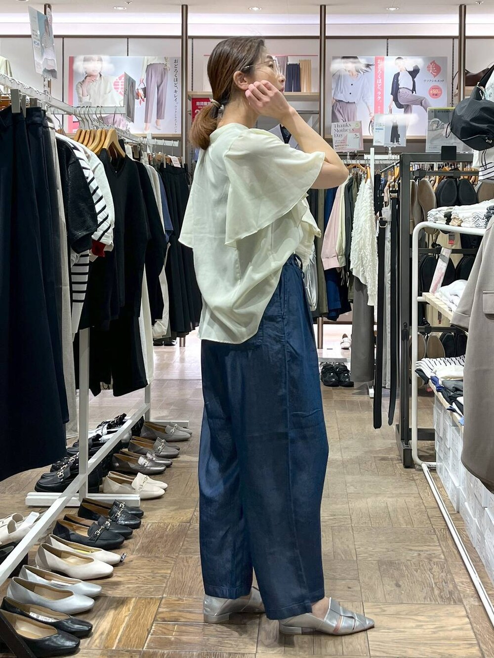 「体型カバー、ナチュラル、デート/ロマンティック、楽ちんコーデ、GLOBAL WORK、サマ見え_GLOBAL WORK、着痩せ・細見え、フラットシューズ、ブルゾン、シアートップス、着痩せ、旅行、高身長、リラックス、ワイドパンツ」｜「GLOBAL WORKのスペ軽2WAYスクエアボストン/252305（ボストンバッグ、グレー系）」を使った、nibakeryさん（レディース・168cm）の春コーディネートの2枚目の写真