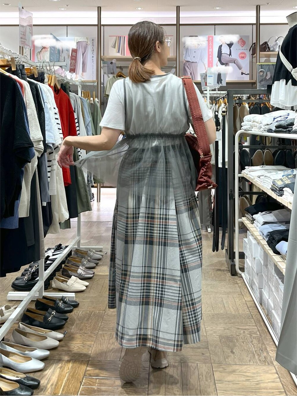 「高身長、体型カバー、ナチュラル、デート/ロマンティック、楽ちんコーデ、着痩せ、旅行、GLOBAL WORK、サマ見え_GLOBAL WORK、着痩せ・細見え、コタット、スカート、Tシャツ、ショルダーバッグ、母の日」｜「GLOBAL WORKのエアかるクッションコードスニーカー/290669（スニーカー、ブラウン系）」を使った、nibakeryさん（レディース・168cm）の春コーディネートの3枚目の写真