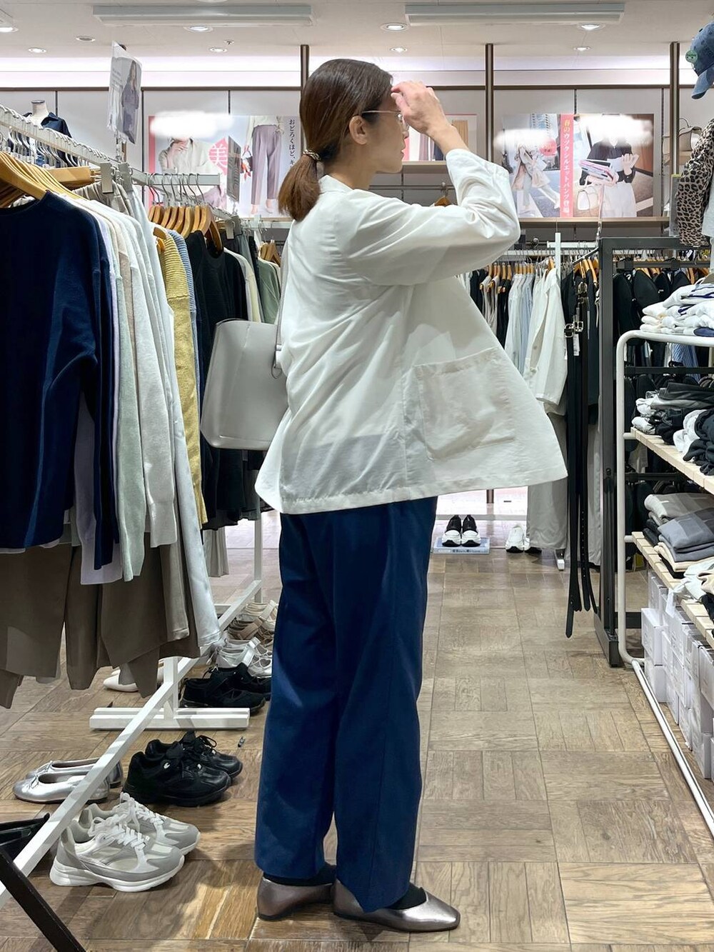 「高身長、体型カバー、ナチュラル、旅行、春コーデ、トートバッグ、デート/ロマンティック、楽ちんコーデ、着痩せ、GLOBAL WORK、サマ見え_GLOBAL WORK、着痩せ・細見え、夏コーデ、パンプス、フラットシューズ」｜「GLOBAL WORKのらくっション撥水フィットパンプス/135895（パンプス、その他）」を使った、nibakeryさん（レディース・168cm）の春コーディネートの2枚目の写真