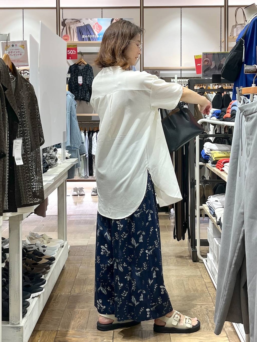 「楽ちんコーデ、着痩せ、旅行、GLOBAL WORK、サマ見え_GLOBAL WORK、着痩せ・細見え、デート/ロマンティック、高身長、体型カバー、ナチュラル、夏コーデ、おでかけ、ショルダーバッグ、タンクトップ、ネックレス」|「GLOBAL WORKのスペ軽3ROOM2WAYショルダー/234508(ショルダーバッグ、ブラック系)」を使った、nibakeryさん(レディース・168cm)の夏コーディネートの2枚目の写真