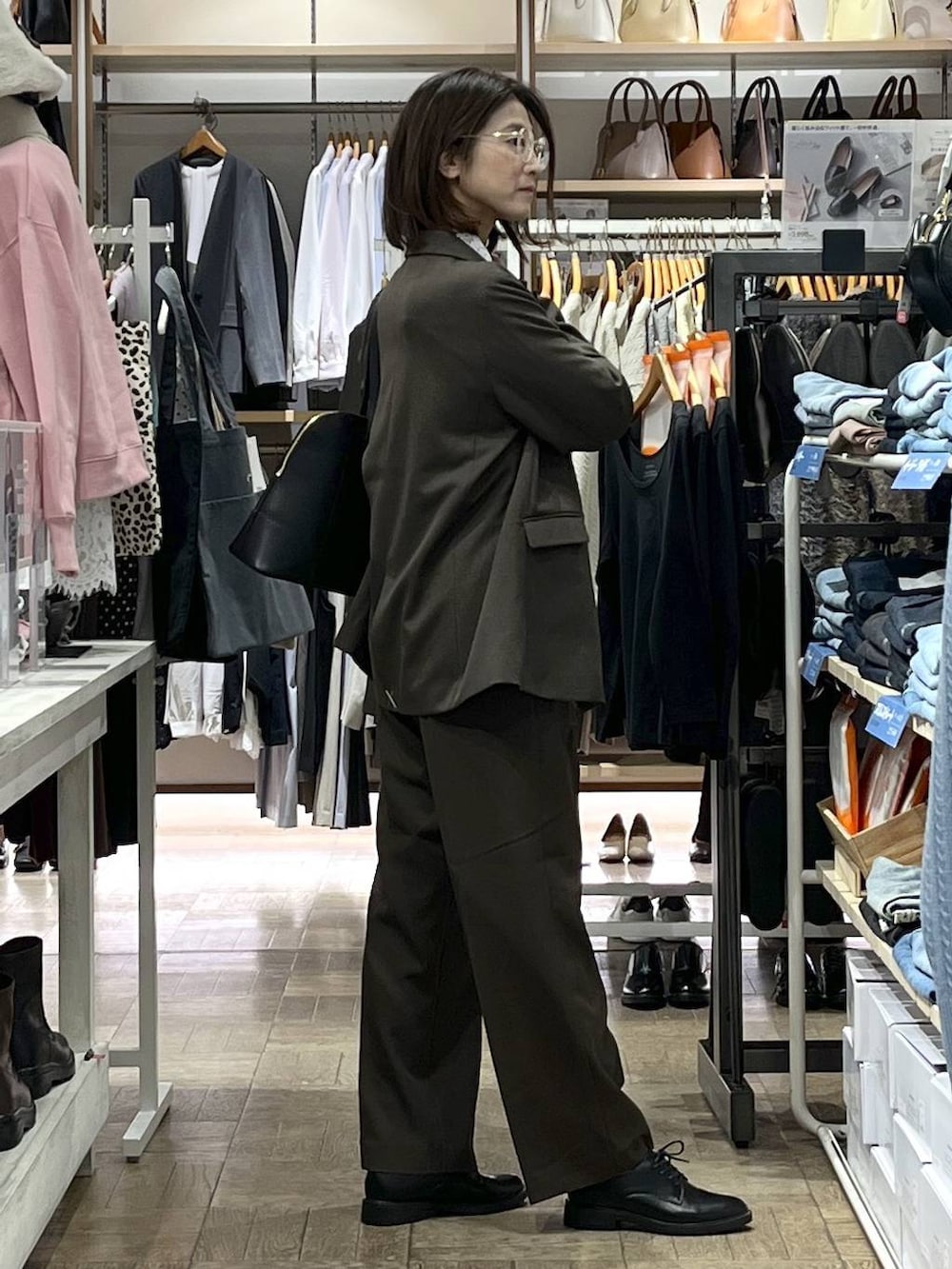 ホワイト系のシャツ/ブラウス、ブラック系のその他シューズ、ブラック系のボストンバッグを着用したレディースの冬コーディネートの2枚目の写真