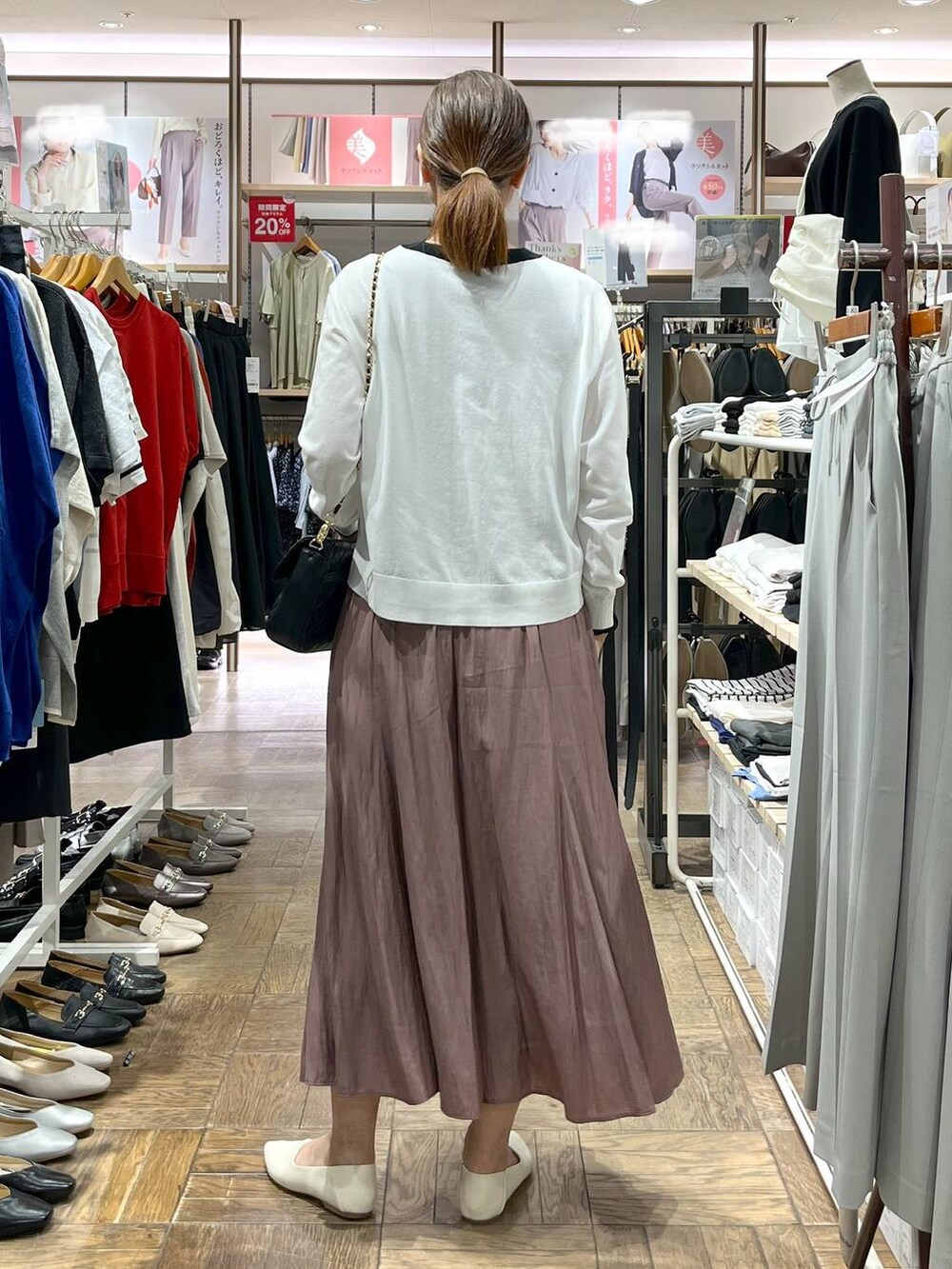 「高身長、体型カバー、ナチュラル、デート/ロマンティック、楽ちんコーデ、着痩せ、旅行、GLOBAL WORK、サマ見え_GLOBAL WORK、着痩せ・細見え、さらさらリラックス_GLOBAL WORK、ワイドパンツ、ショルダーバッグ、フラットシューズ、カーディガン」|「GLOBAL WORKのさらさらリラックスフレアワイドパンツ/147675(その他パンツ、ピンク系)」を使った、nibakeryさん(レディース・168cm)の春コーディネートの3枚目の写真