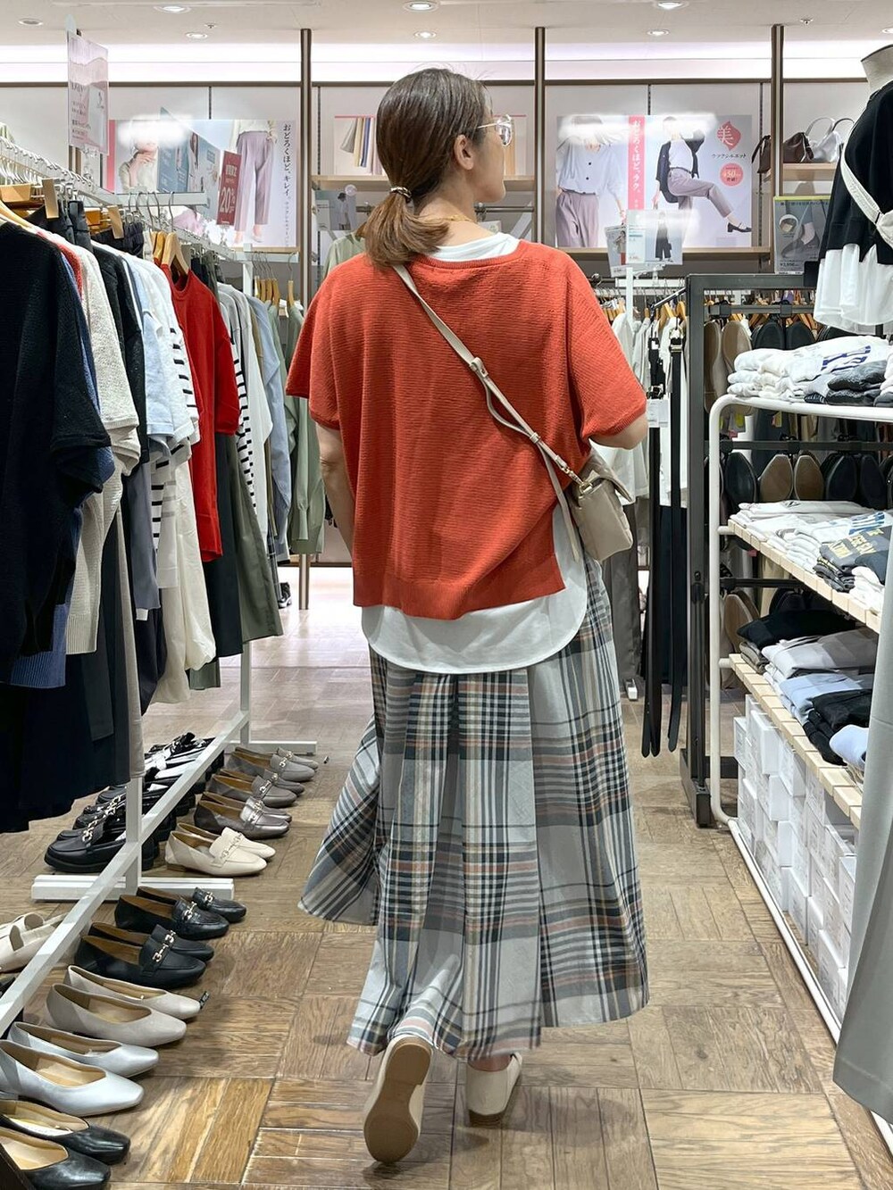 「旅行、高身長、体型カバー、ナチュラル、デート/ロマンティック、楽ちんコーデ、着痩せ、GLOBAL WORK、サマ見え_GLOBAL WORK、着痩せ・細見え、コタット、スカート、ローファー、母の日、フラットシューズ」|「GLOBAL WORKのサイズ拡大/らくっション撥水2WAYローファー/131468(ローファー、ホワイト系)」を使った、nibakeryさん(レディース・168cm)の春コーディネートの3枚目の写真