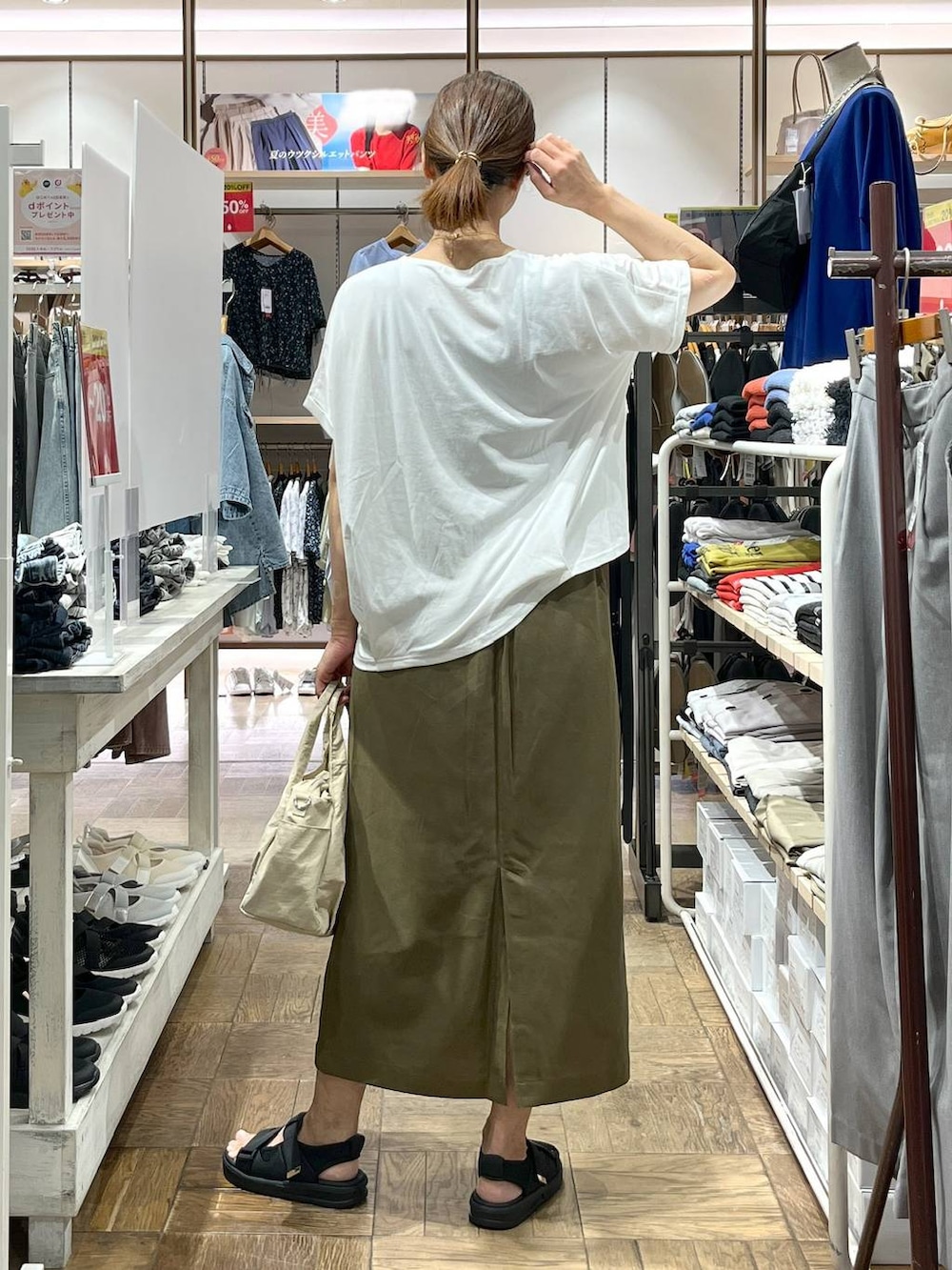 「高身長、体型カバー、ナチュラル、デート/ロマンティック、楽ちんコーデ、着痩せ、旅行、GLOBAL WORK、サマ見え_GLOBAL WORK、着痩せ・細見え、夏コーデ、Tシャツ、ネックレス、スカート、タンクトップ」｜「WINGのWingコラボ/Fffit エフィット/カップ付きタンク/291148（タンクトップ、ブラック系）」を使った、nibakeryさん（レディース・168cm）の夏コーディネートの3枚目の写真