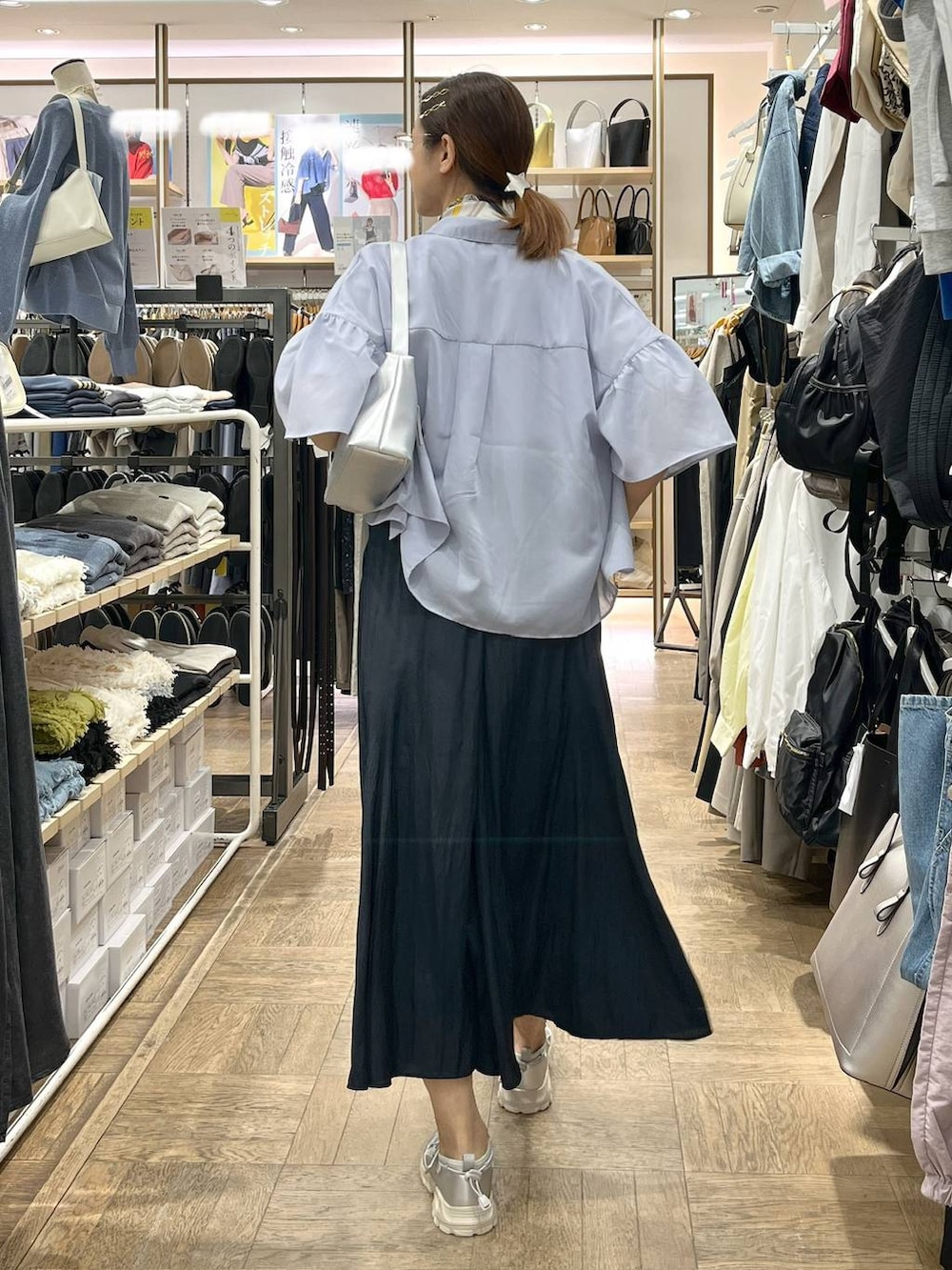 「旅行、GLOBAL WORK、サマ見え_GLOBAL WORK、着痩せ・細見え、高身長、体型カバー、ナチュラル、デート/ロマンティック、楽ちんコーデ、着痩せ、Tシャツ、さらさらリラックス_GLOBAL WORK、ワイドパンツ、ショルダーバッグ、スニーカー」｜「GLOBAL WORKのリッチクリーンプリントT半袖/147640（Tシャツ/カットソー、ホワイト系）」を使った、nibakeryさん（レディース・168cm）の春コーディネートの3枚目の写真