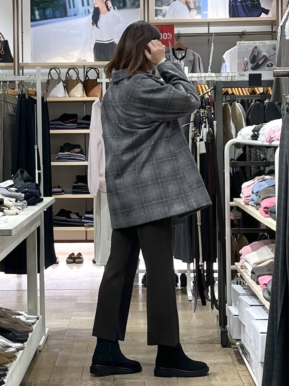 ホワイト系のショルダーバッグ、その他のチェスターコート、ブラウン系のカーディガン/ボレロを着用したレディースの秋コーディネートの2枚目の写真