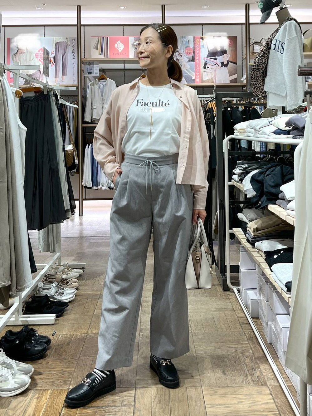 「高身長、体型カバー、ナチュラル、デート/ロマンティック、楽ちんコーデ、着痩せ、旅行、GLOBAL WORK、サマ見え_GLOBAL WORK、着痩せ・細見え、ローファー、Tシャツ、ネックレス、ショルダーバッグ、ノルマンディリネン」|「GLOBAL WORKのエアかる厚底ローファー/136031(ローファー、ブラック系)」を使った、nibakeryさん(レディース・168cm)の春コーディネートの2枚目の写真