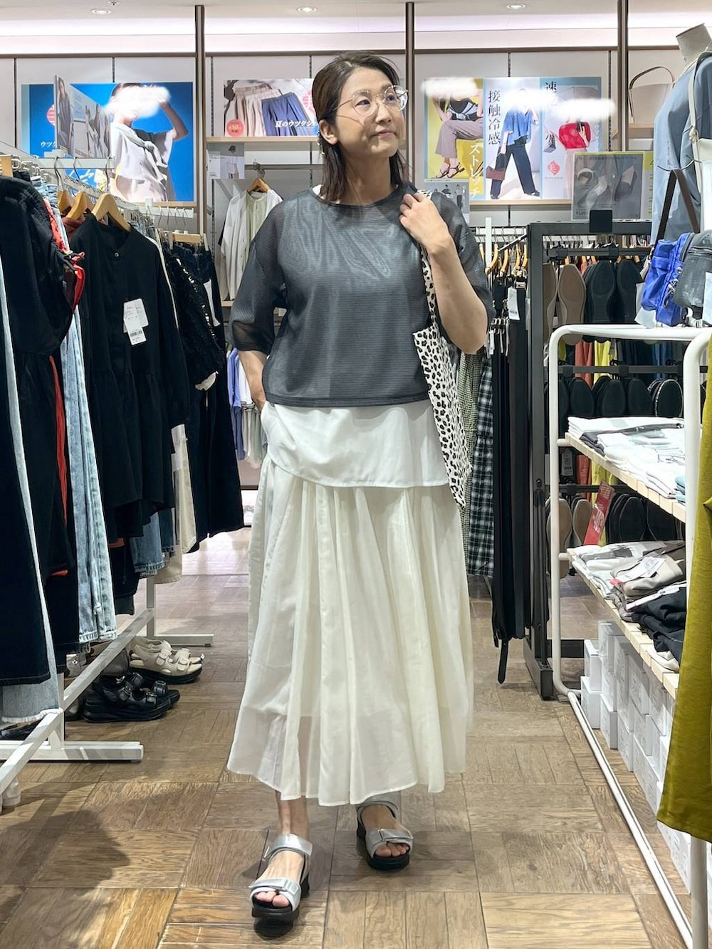 「サンダル、高身長、体型カバー、ナチュラル、デート/ロマンティック、楽ちんコーデ、着痩せ、旅行、GLOBAL WORK、サマ見え_GLOBAL WORK、着痩せ・細見え、夏コーデ、ヘアアクセサリー、ニット、タンクトップ」｜「GLOBAL WORKのニュアンスメタルヘアバンス/145132（バレッタ/ヘアクリップ、ゴールド系）」を使った、nibakeryさん（レディース・168cm）の夏コーディネートの2枚目の写真