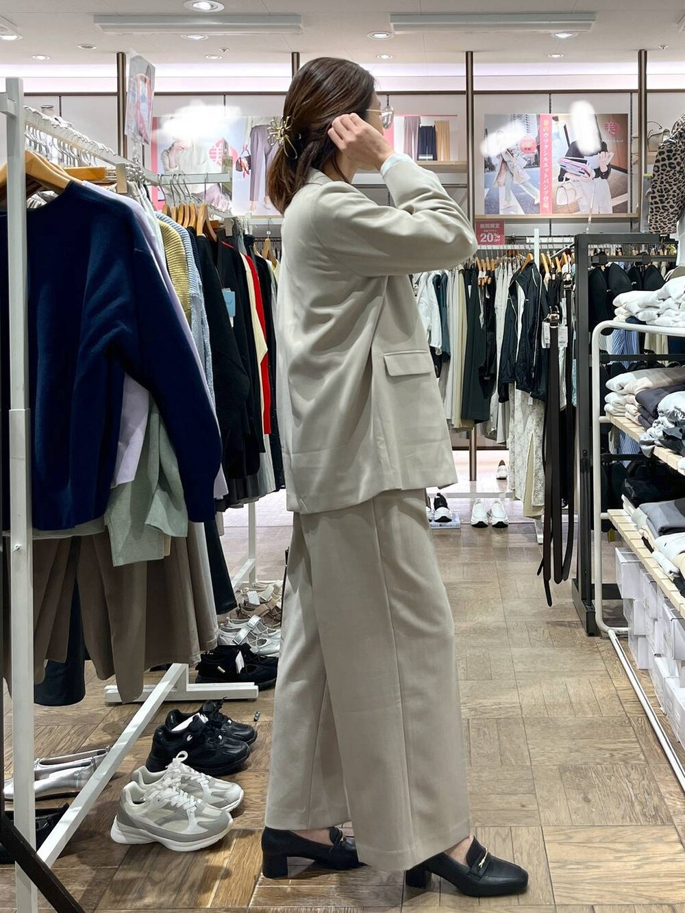 「ローファー、ネックレス、高身長、体型カバー、ナチュラル、デート/ロマンティック、楽ちんコーデ、着痩せ、旅行、GLOBAL WORK、サマ見え_GLOBAL WORK、着痩せ・細見え、セットアップ、ワイドパンツ、ジャケット」|「GLOBAL WORKのらくっションヒールローファー/136033(ローファー、ブラック系)」を使った、nibakeryさん(レディース・168cm)の春コーディネートの2枚目の写真