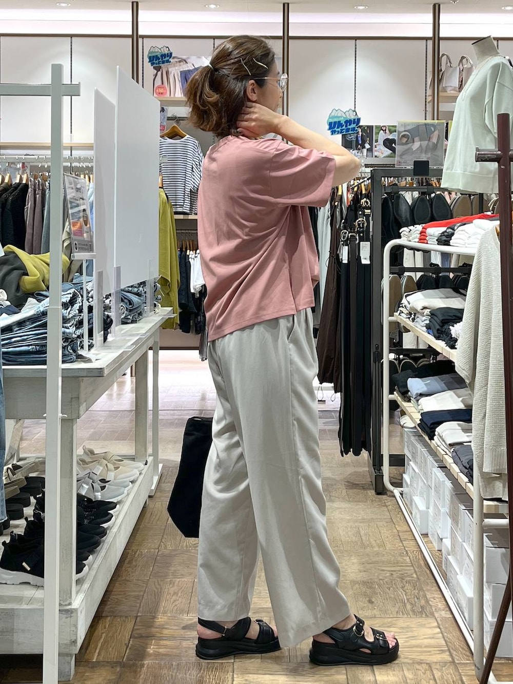 「高身長、体型カバー、ナチュラル、デート/ロマンティック、楽ちんコーデ、着痩せ、旅行、GLOBAL WORK、サマ見え_GLOBAL WORK、着痩せ・細見え、セールコーデ、Tシャツ、ネックレス、トートバッグ、タンクトップ」｜「GLOBAL WORKのロゴキャンバス2WAYトート/ 286153（トートバッグ、ブラック系）」を使った、nibakeryさん（レディース・168cm）の夏コーディネートの2枚目の写真