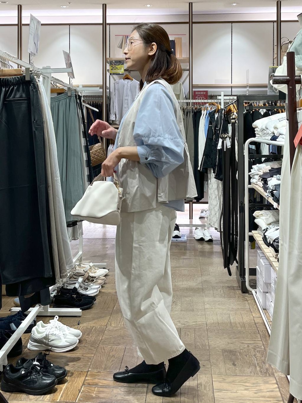 「GLOBAL WORK、サマ見え_GLOBAL WORK、着痩せ・細見え、高身長、体型カバー、ナチュラル、デート/ロマンティック、楽ちんコーデ、着痩せ、旅行、フラットシューズ、ショルダーバッグ、デニムパンツ、GOOD DENIM_GLOBAL WORK、ブラウス」｜「GLOBAL WORKのらくっションオブリークトゥバレエ/131482（バレエシューズ、ブラック系）」を使った、nibakeryさん（レディース・168cm）の春コーディネートの2枚目の写真