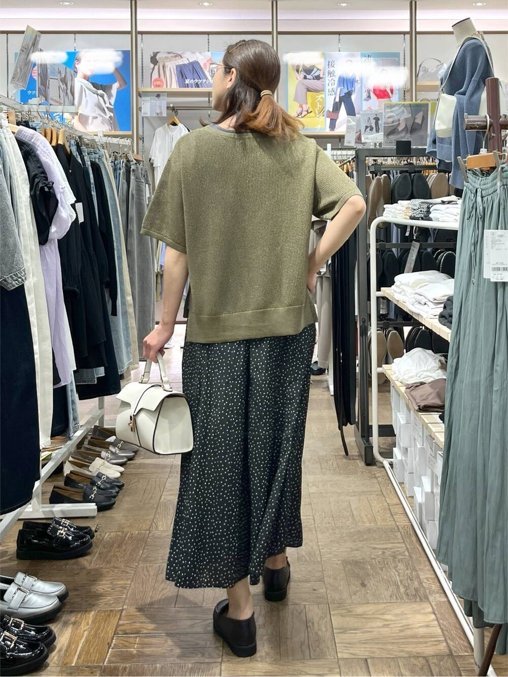 「ワイドパンツ、高身長、体型カバー、ナチュラル、デート/ロマンティック、楽ちんコーデ、着痩せ、旅行、GLOBAL WORK、サマ見え_GLOBAL WORK、着痩せ・細見え、厚底シューズ、ローファー、ショルダーバッグ、バッグ」｜「GLOBAL WORKのエアかる厚底ローファー/136031（ローファー、ブラック系）」を使った、nibakeryさん（レディース・168cm）の夏コーディネートの3枚目の写真