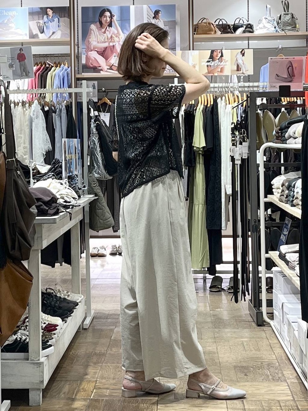 ベージュ系のその他パンツ、グレー系のタンクトップ、シルバー系のクラッチバッグを着用したレディースの夏コーディネートの2枚目の写真